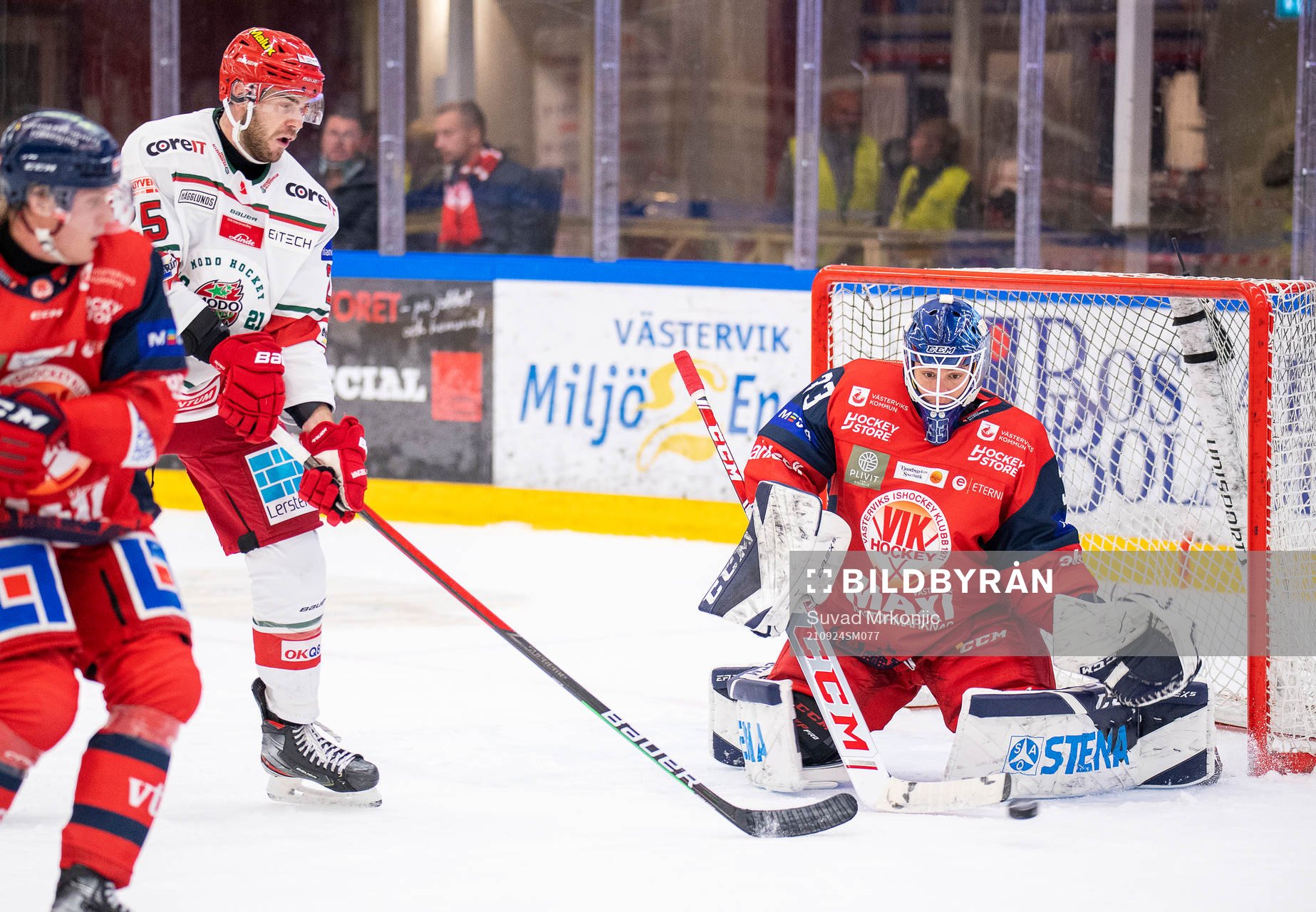 Modos Sam Vigneault och Västerviks målvakt Henrik Lundberg