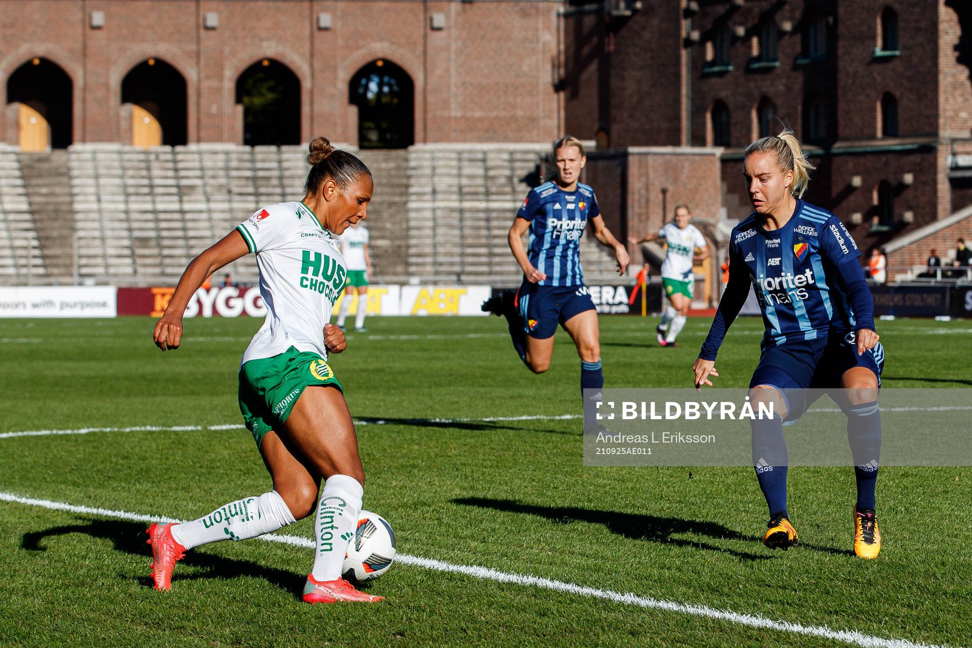 Hammarbys Madelen Janogy och Djurgårdens Fanny Lång