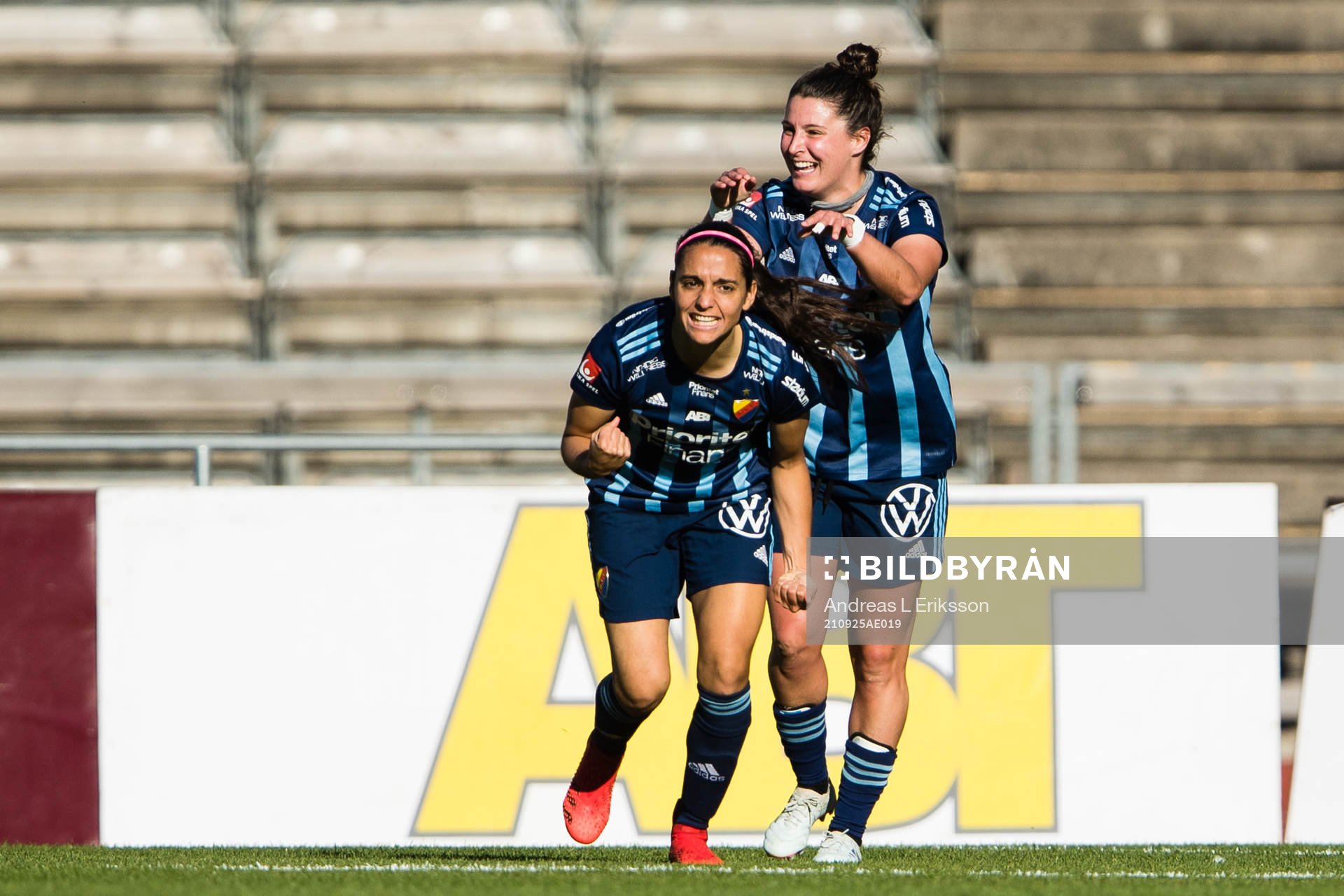 Djurgårdens Daniela Zamora jublar tillsammans med Hayley Dowd efter att ha gjort 1-0 för Djurgården under fotbollsmatchen i Damallsvenskan mellan Djurgården och Hammarby den 25 september 2021 i Stockholm. 