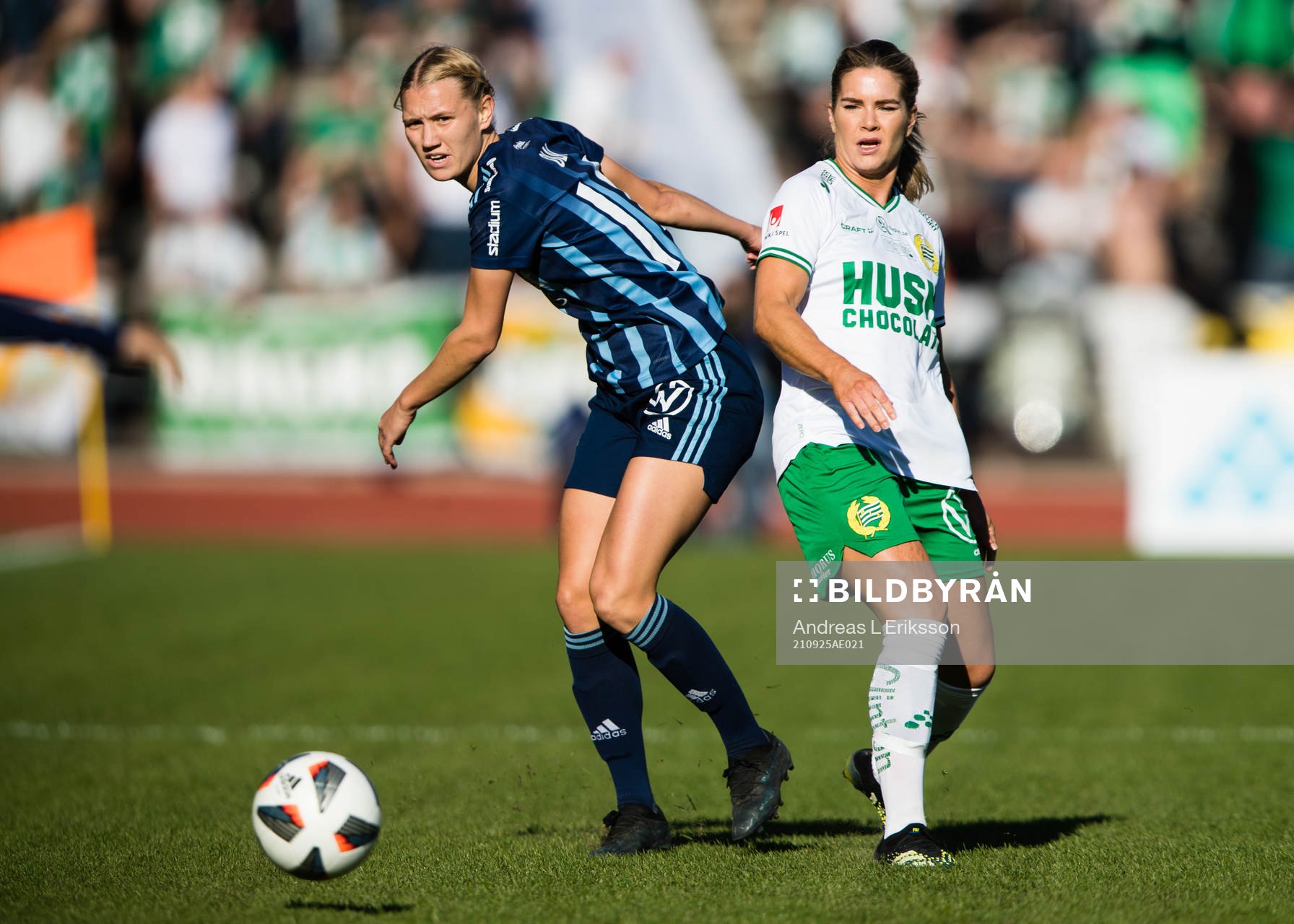 Djurgårdens Sara Olai och Hammarbys Hanna Folkesson
