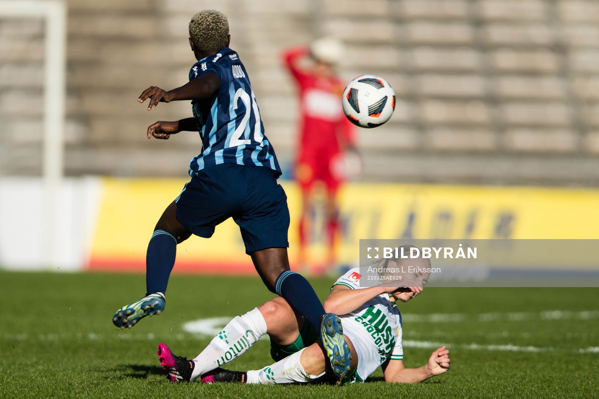 Djurgårdens Elizabeth Addo och Hammarbys Ellen Gibson under fotbollsmatchen i Damallsvenskan mellan Djurgården och Hammarby den 25 september 2021 i Stockholm.