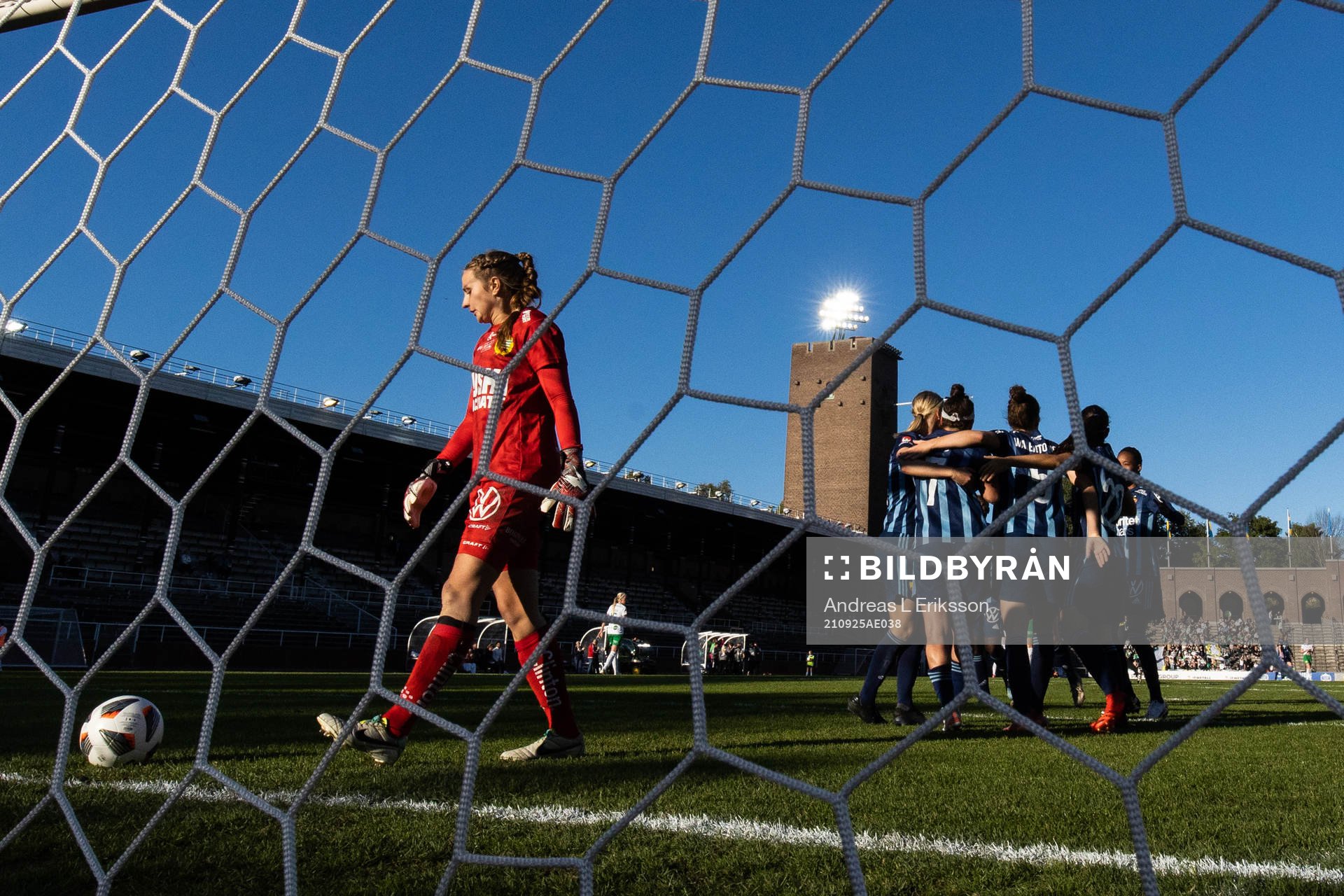 Hammarbys målvakt Anna Tamminen deppar och Djurgårdens