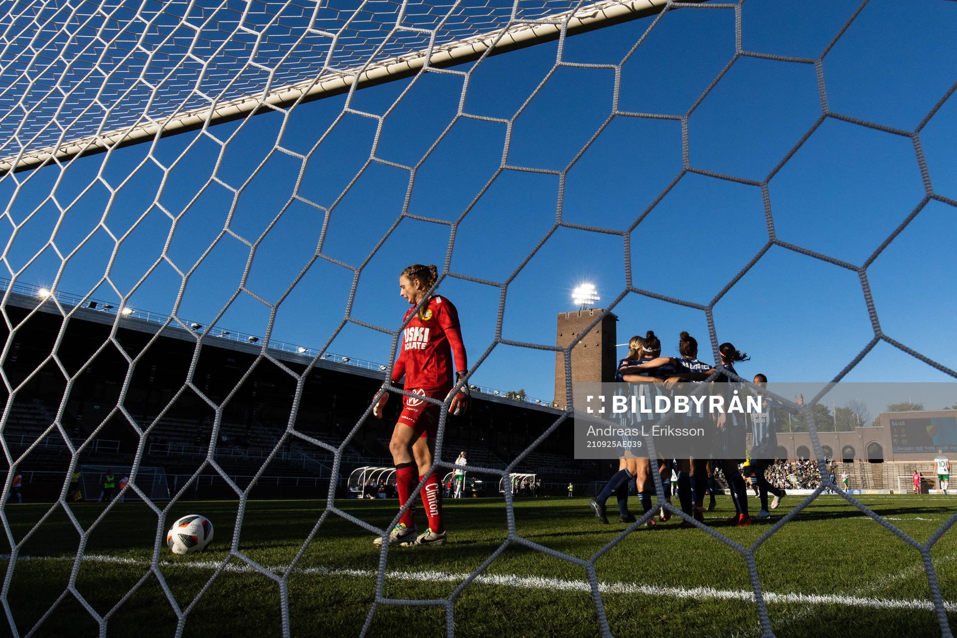Hammarbys målvakt Anna Tamminen deppar och Djurgårdens