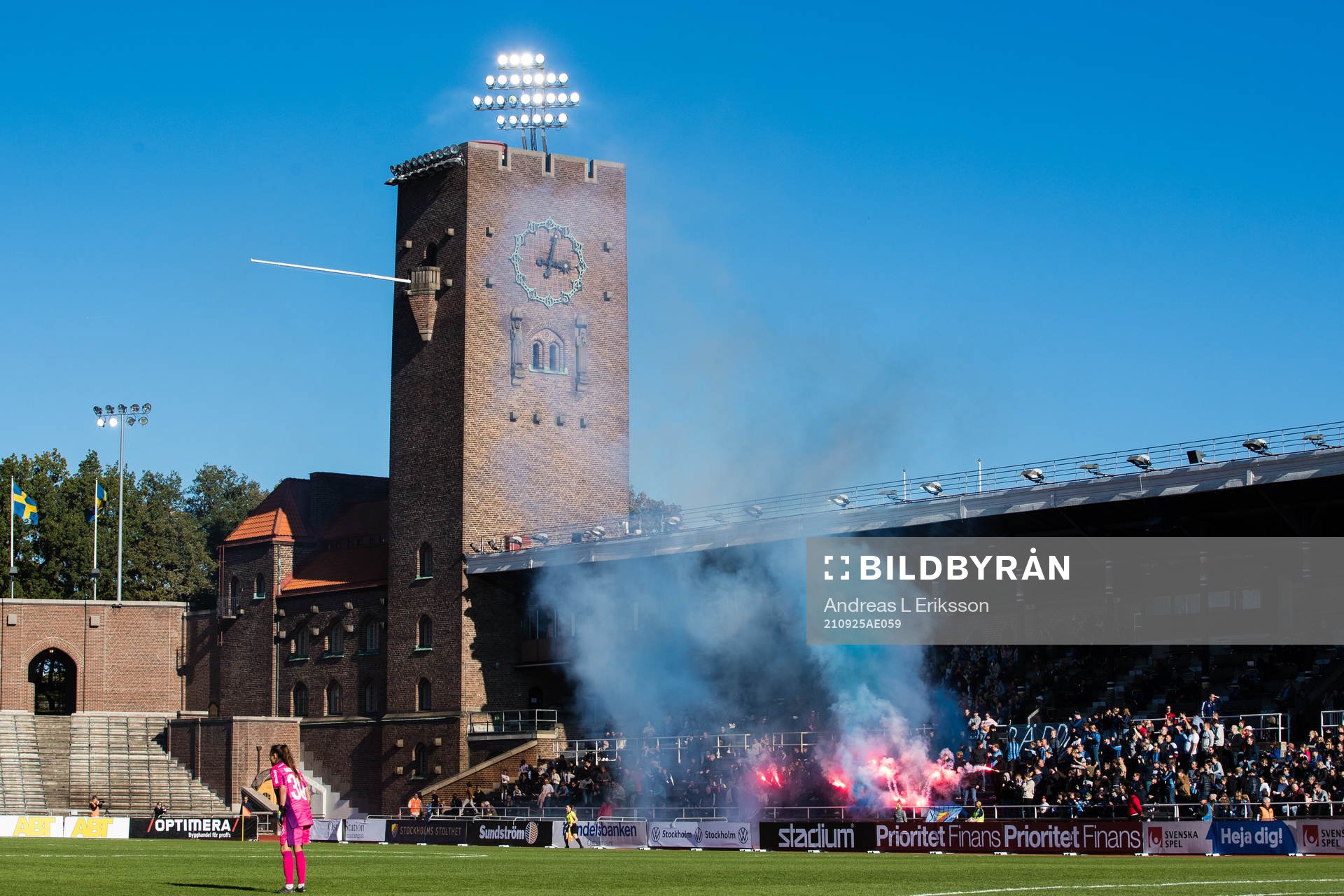 Djurgårdens supportrar med bengaler