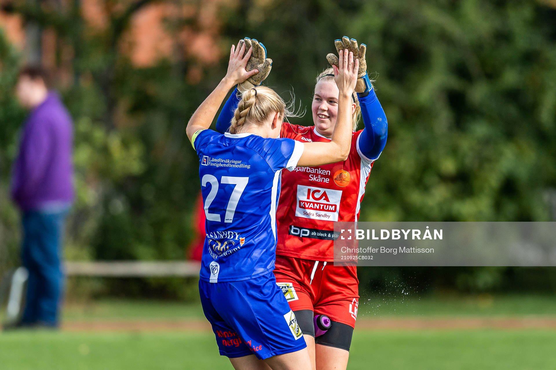 Södra Sandbys Elin Johansson och målvakt Hanna Amboldt jublar under fotbollsmatchen i division 2 södra mellan Södra Sandby och Lilla Torgs FF den 25 september 2021 i Södra Sandby.