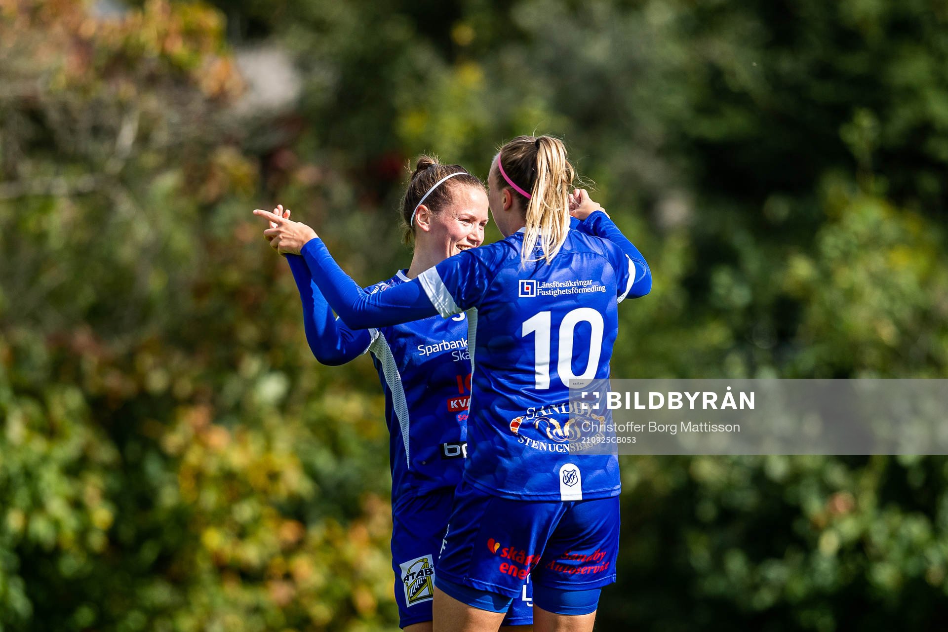 Södra Sandbys Sanna Jeppsson jublar efter 2-0 under fotbollsmatchen i division 2 södra mellan Södra Sandby och Lilla Torgs FF den 25 september 2021 i Södra Sandby.