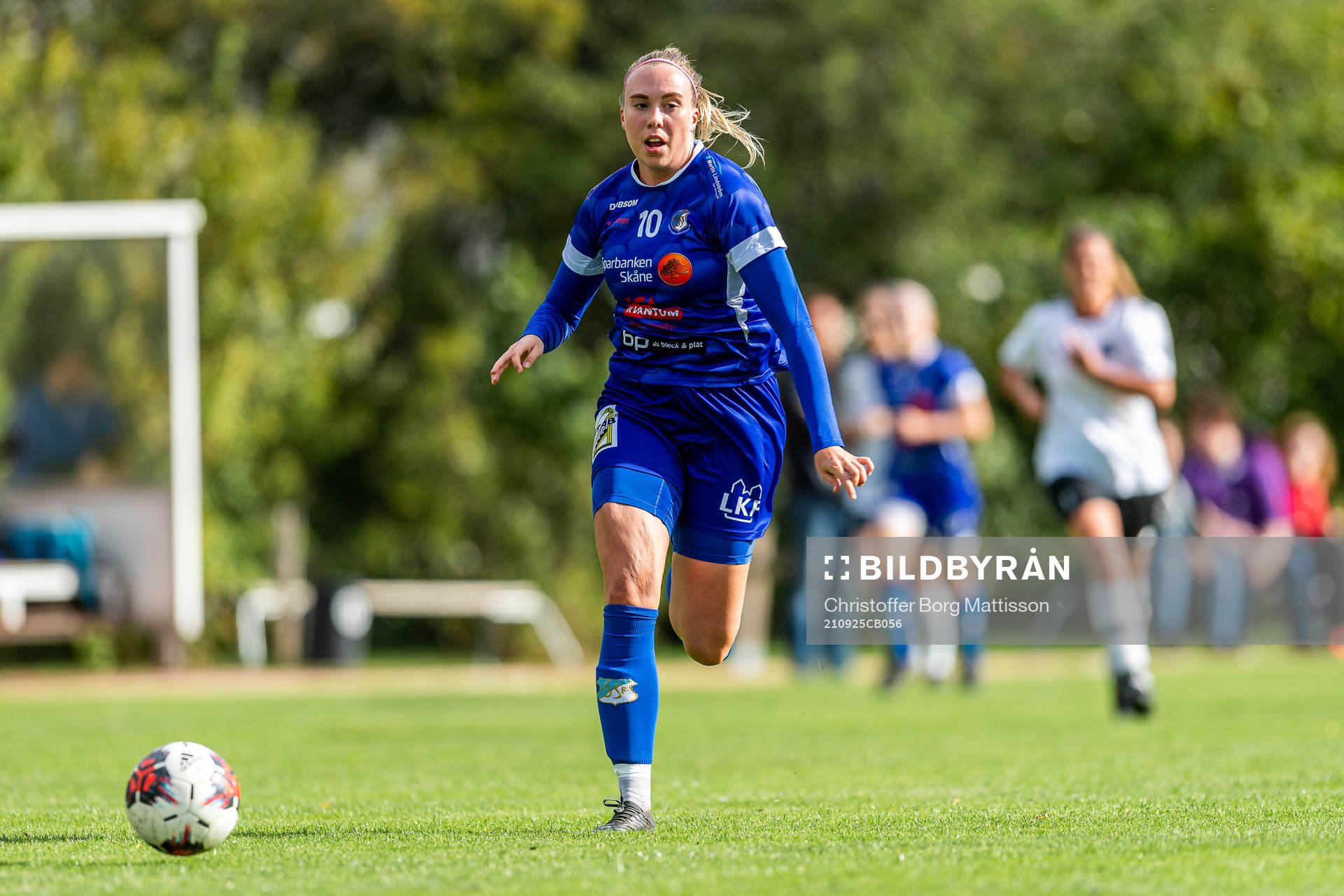 Södra Sandbys Isabella Nilsson under fotbollsmatchen i division 2 södra mellan Södra Sandby och Lilla Torgs FF den 25 september 2021 i Södra Sandby.
