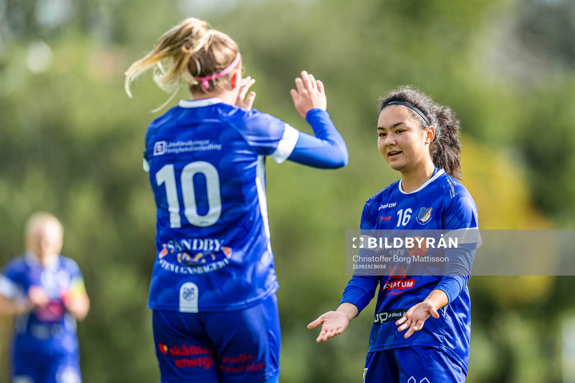 Södra Sandbys Isabella Nilsson och Sandra Welander jublar