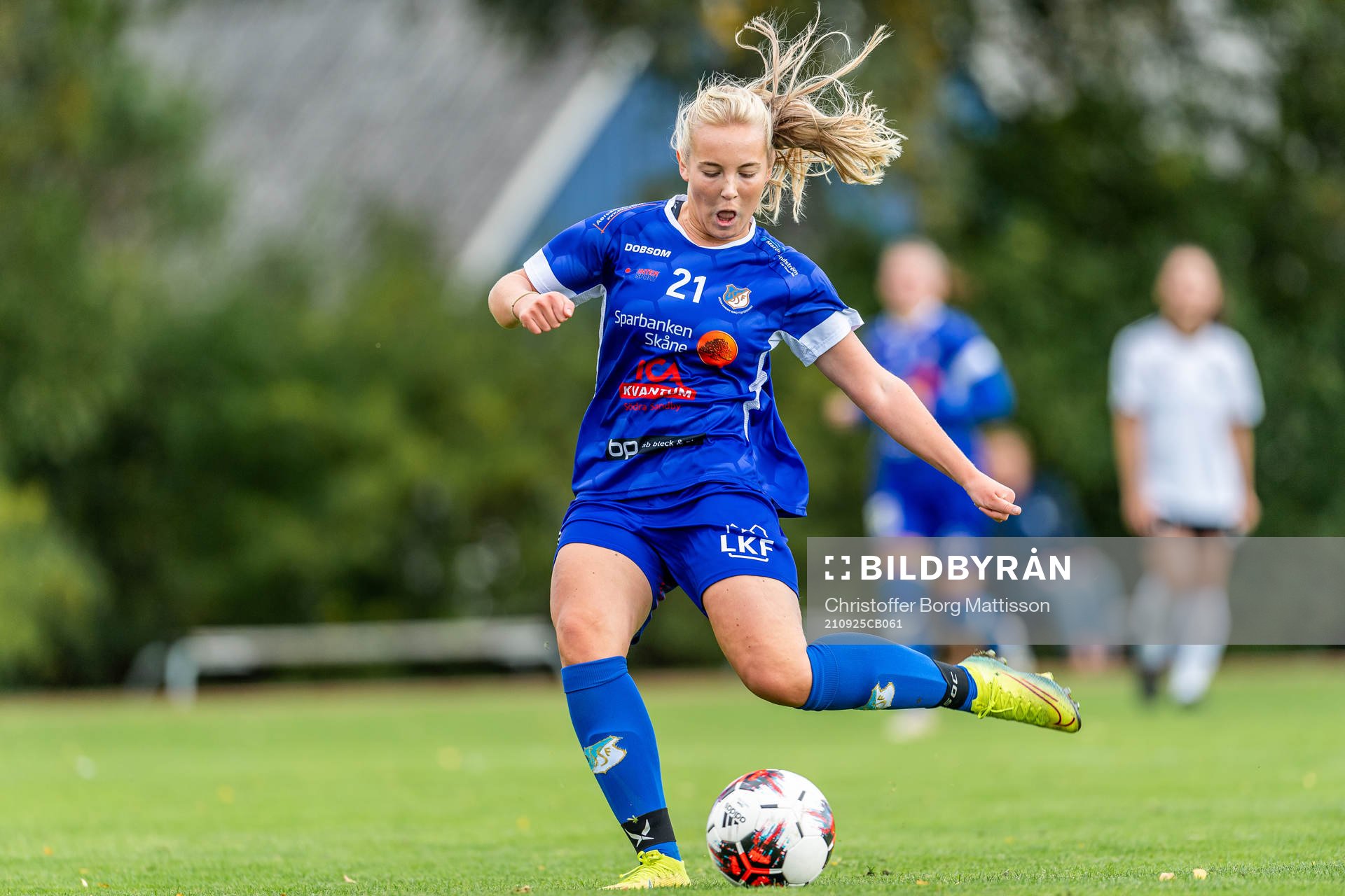Södra Sandbys Linnea Philipsson under fotbollsmatchen i division 2 södra mellan Södra Sandby och Lilla Torgs FF den 25 september 2021 i Södra Sandby.
