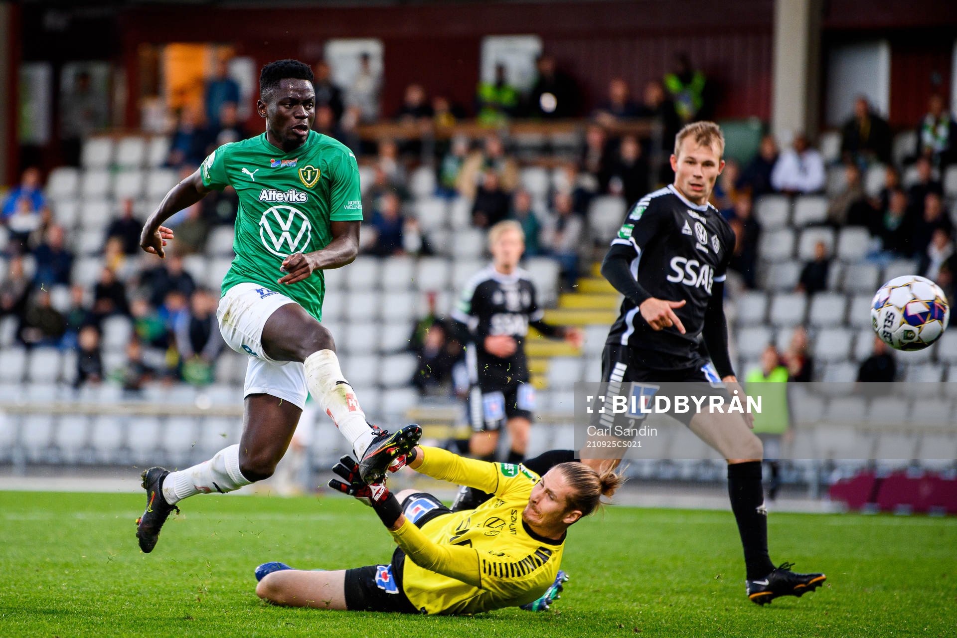 Jönköpings Eric Johana Omondi och Brages målvakt Adrian