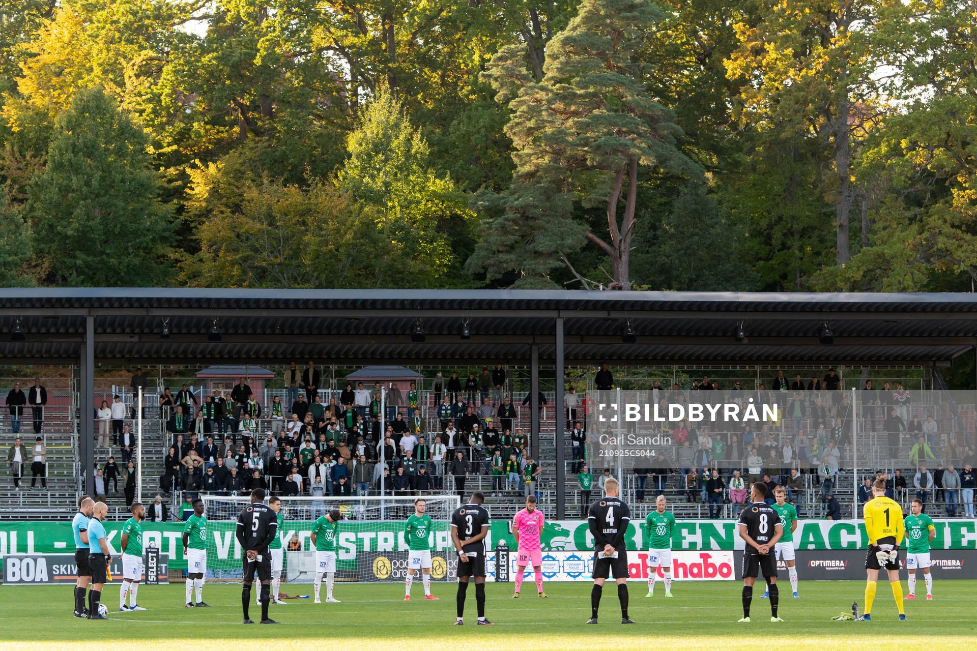 En tyst minut hålls innan fotbollsmatchen i Superettan