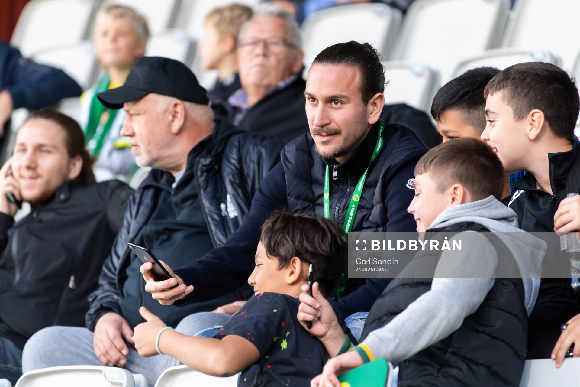 Jönköpings Edin Hamidovic på läktaren