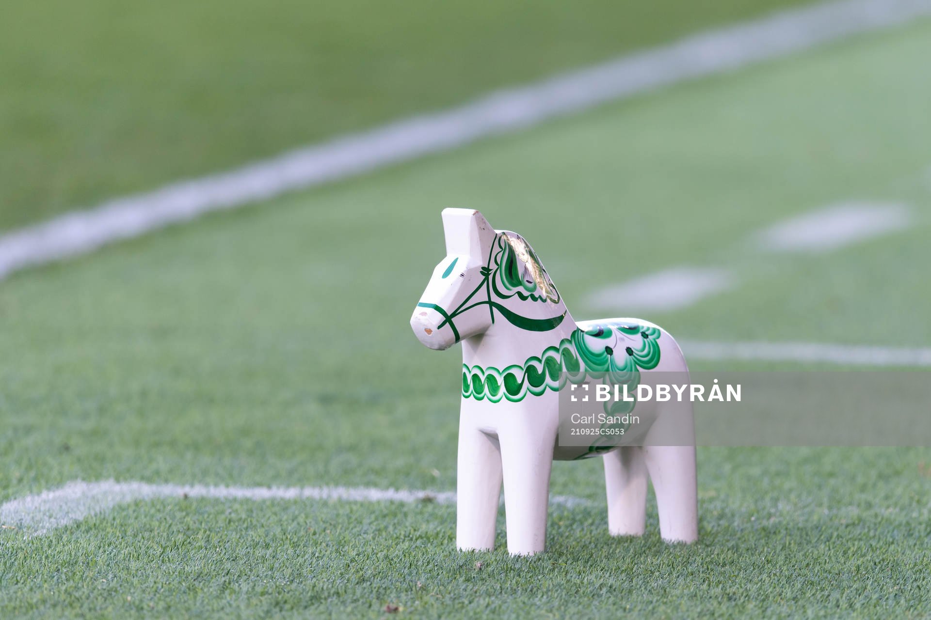 En dalahäst står på marken framför Brages bänk under fotbollsmatchen i Superettan mellan Jönköpings Södra och Brage den 25 september 2021 i Jönköping.