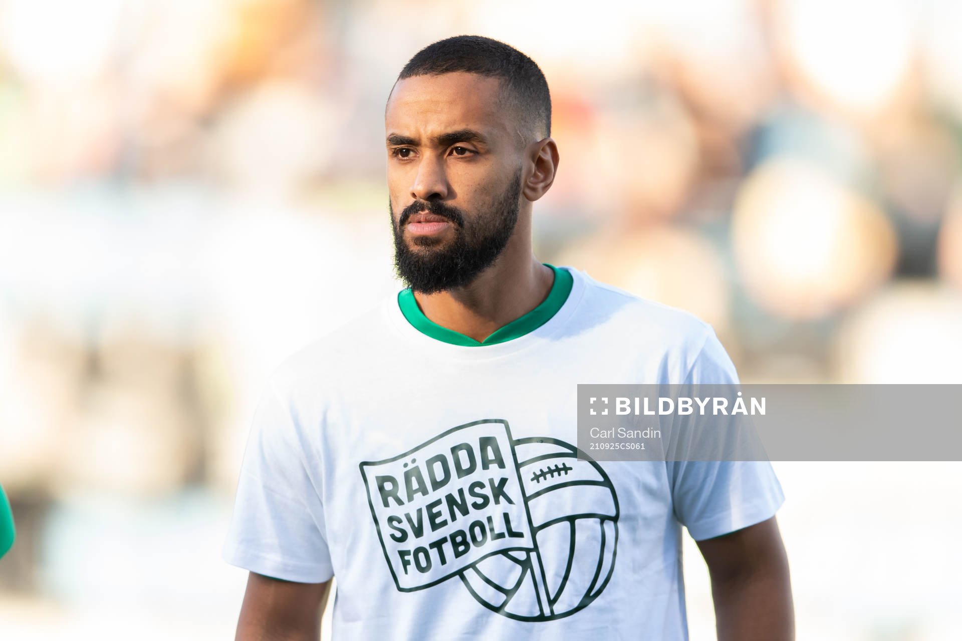 Jönköpings Junes Barny vid lineup innan fotbollsmatchen i