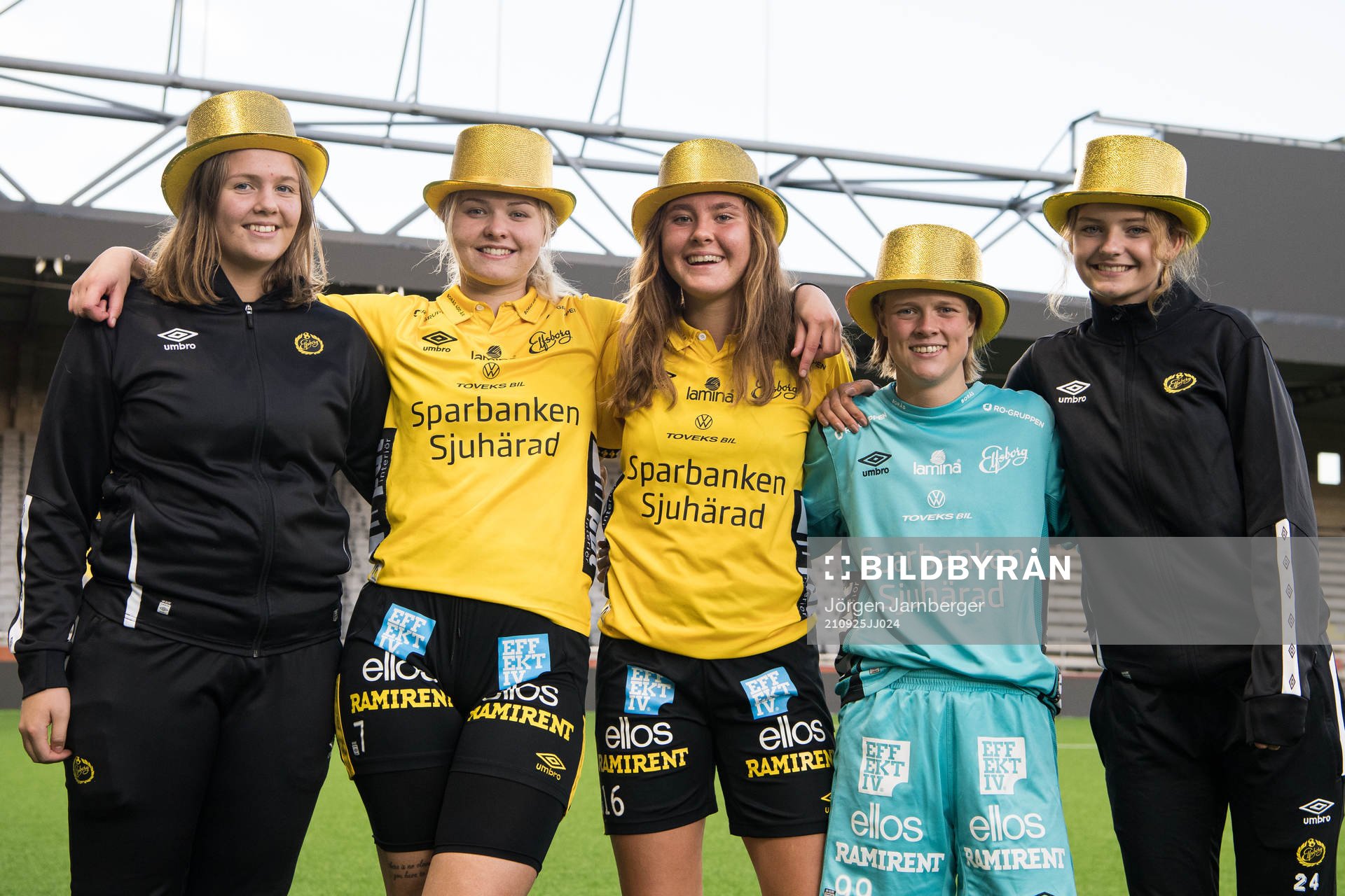 Elfsborgs målvakt Sanna Öjersson, Elin Dahl, Olivia Gurtata, målvakt Rebecka Wikander och Ida Backlund efter fotbollsmatchen i damernas division 3 västra mellan Elfsborg och Wargön den 25 september 2021 i Borås.