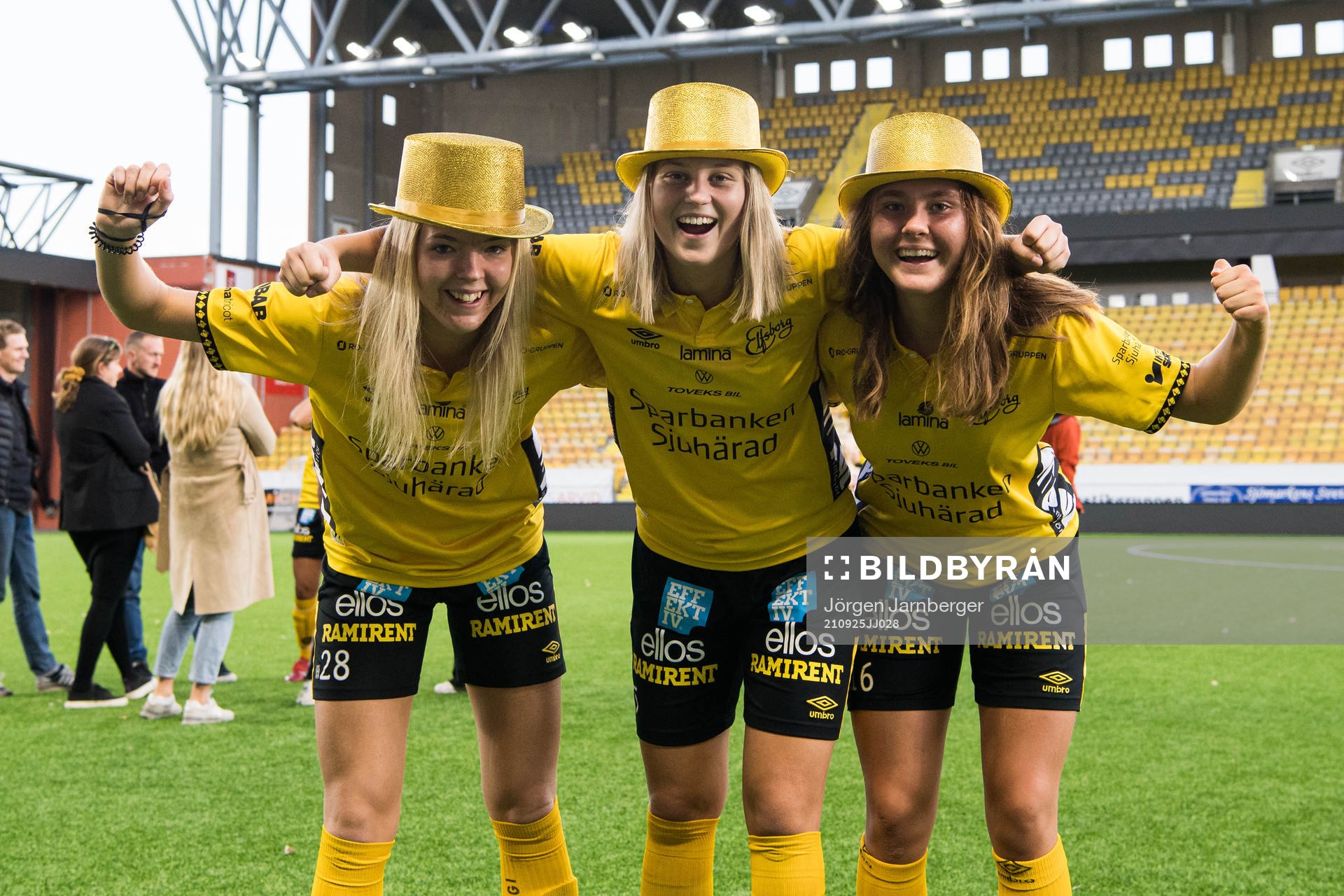Elfsborgs Maja Wrångemyr, Sara Isaksson och Olivia Gurtata jublar efter fotbollsmatchen i damernas division 3 västra mellan Elfsborg och Wargön den 25 september 2021 i Borås.