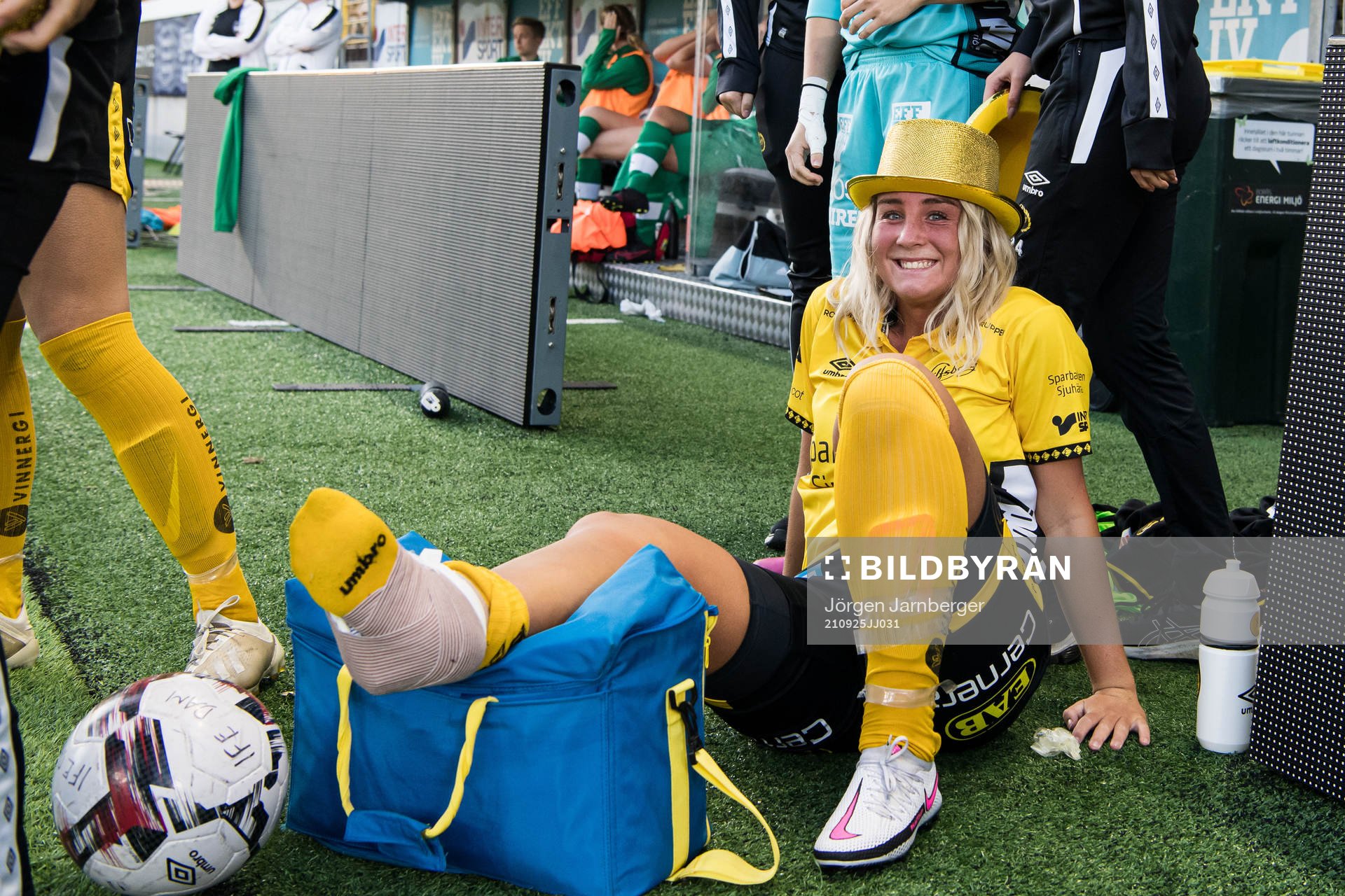 Elfsborgs Ebba Johansson fick lämna planen skadad kort före slutsignalen sitter med sin lindade fot och en guldhatt under fotbollsmatchen i damernas division 3 västra mellan Elfsborg och Wargön den 25 september 2021 i Borås.