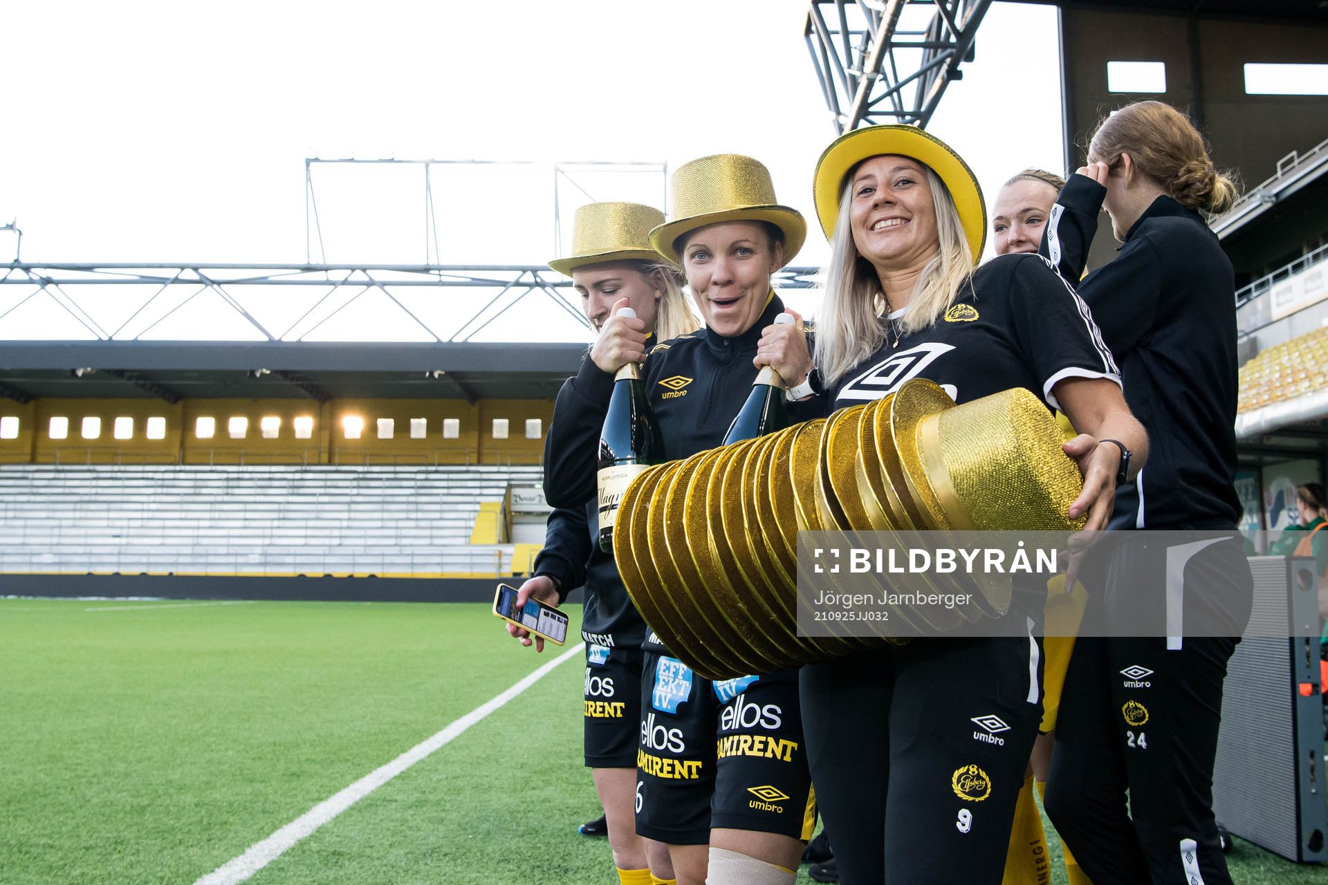 Elfsborgs Cornelia Andersson och Linda Westberg Carlsson är redo med guldhattar och bubbel under fotbollsmatchen i damernas division 3 västra mellan Elfsborg och Wargön den 25 september 2021 i Borås.