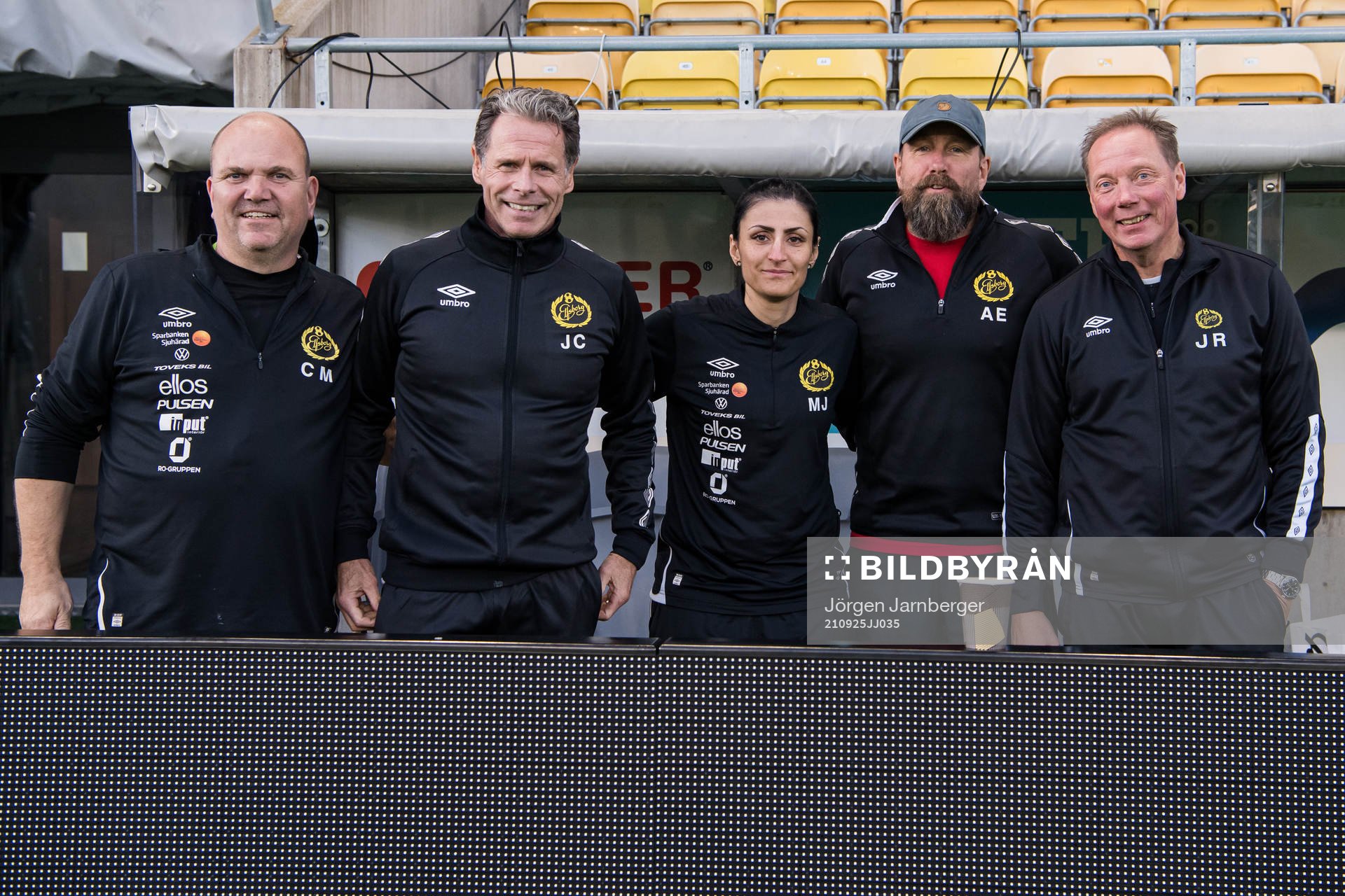 Elfsborgs ledarstab lagledare Claes Mattsson, tränare Joakim Carlsson, lagledare Mery Jadan målvaktstränare Anders Eliasson och Jan Ryrlén under fotbollsmatchen i damernas division 3 västra mellan Elfsborg och Wargön den 25 september 2021 i Borås.