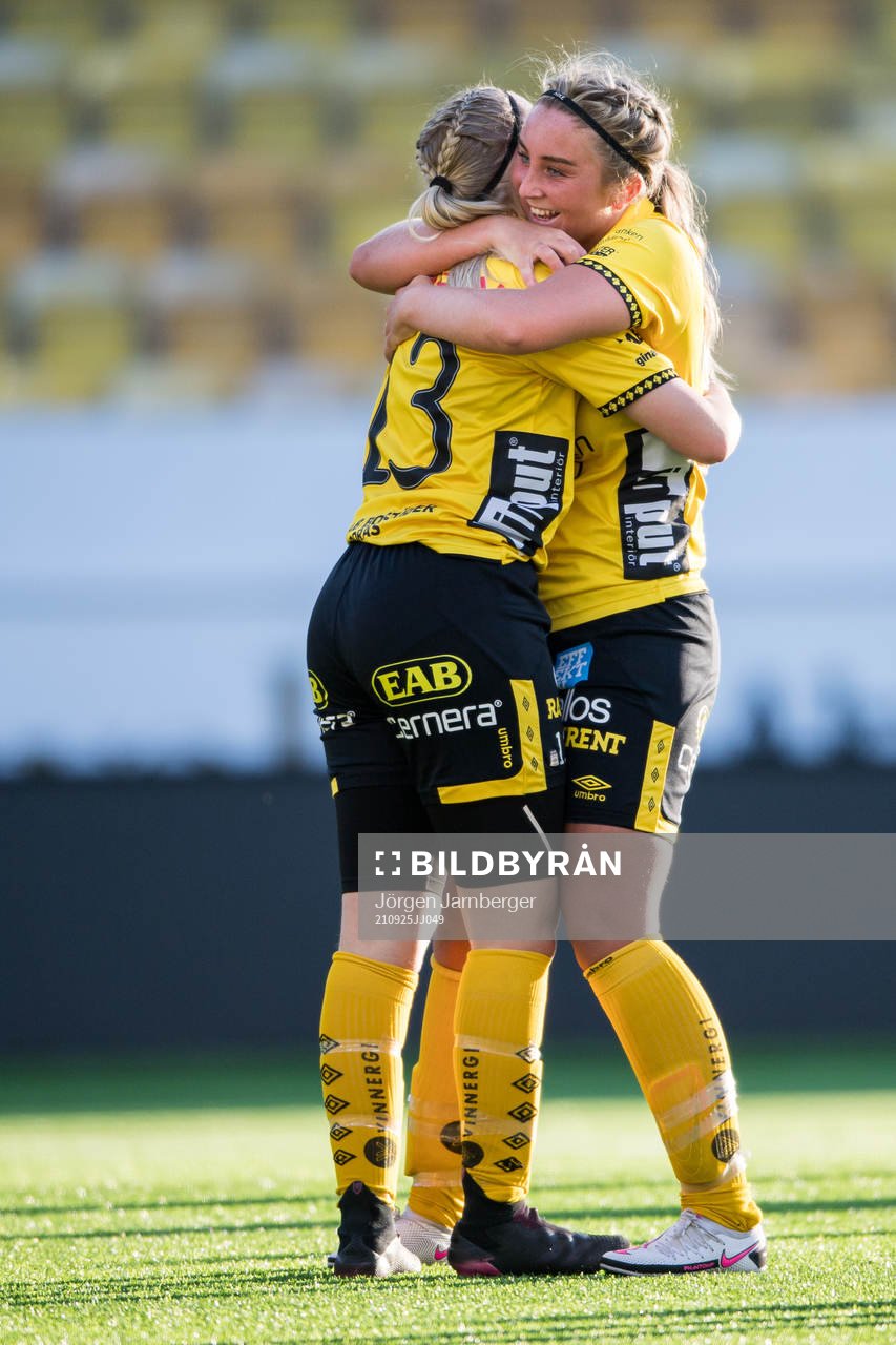 Elfsborgs Evelina Brink jublar med Ebba Johansson