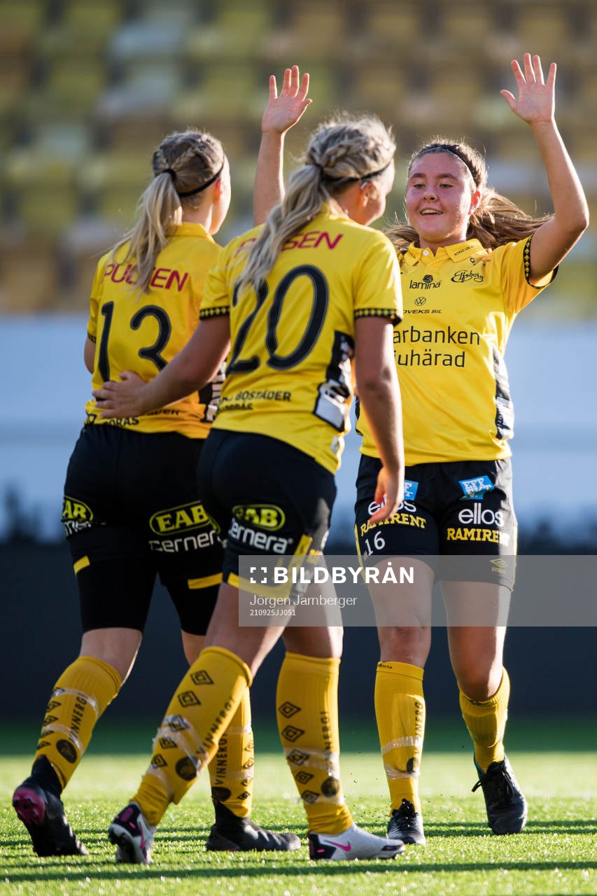 Elfsborgs Evelina Brink jublar med Ebba Johansson och Olivia Gurtata efter 12-0 under fotbollsmatchen i damernas division 3 västra mellan Elfsborg och Wargön den 25 september 2021 i Borås.