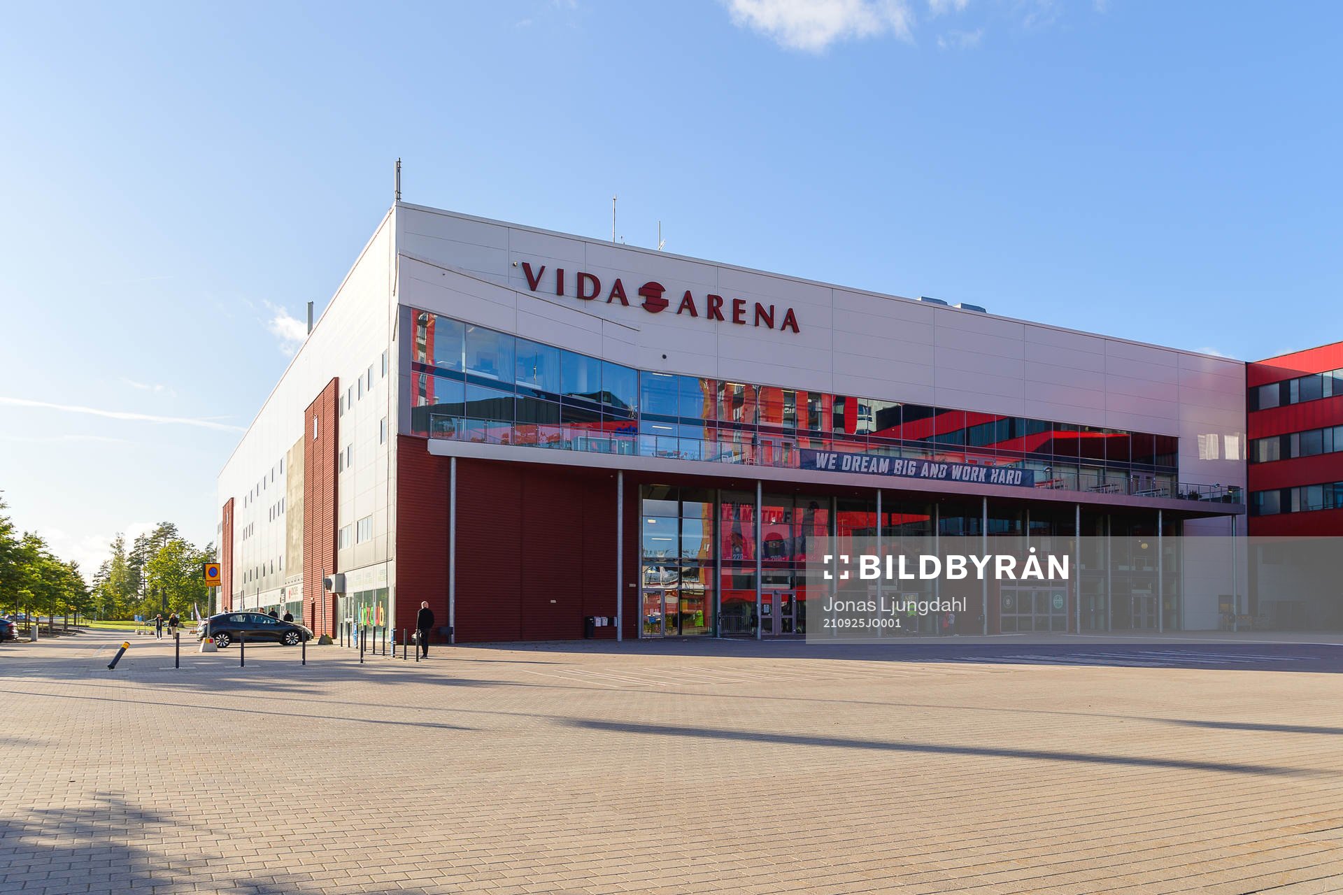Exteriör vy på Vida arena före ishockeymatchen i SHL