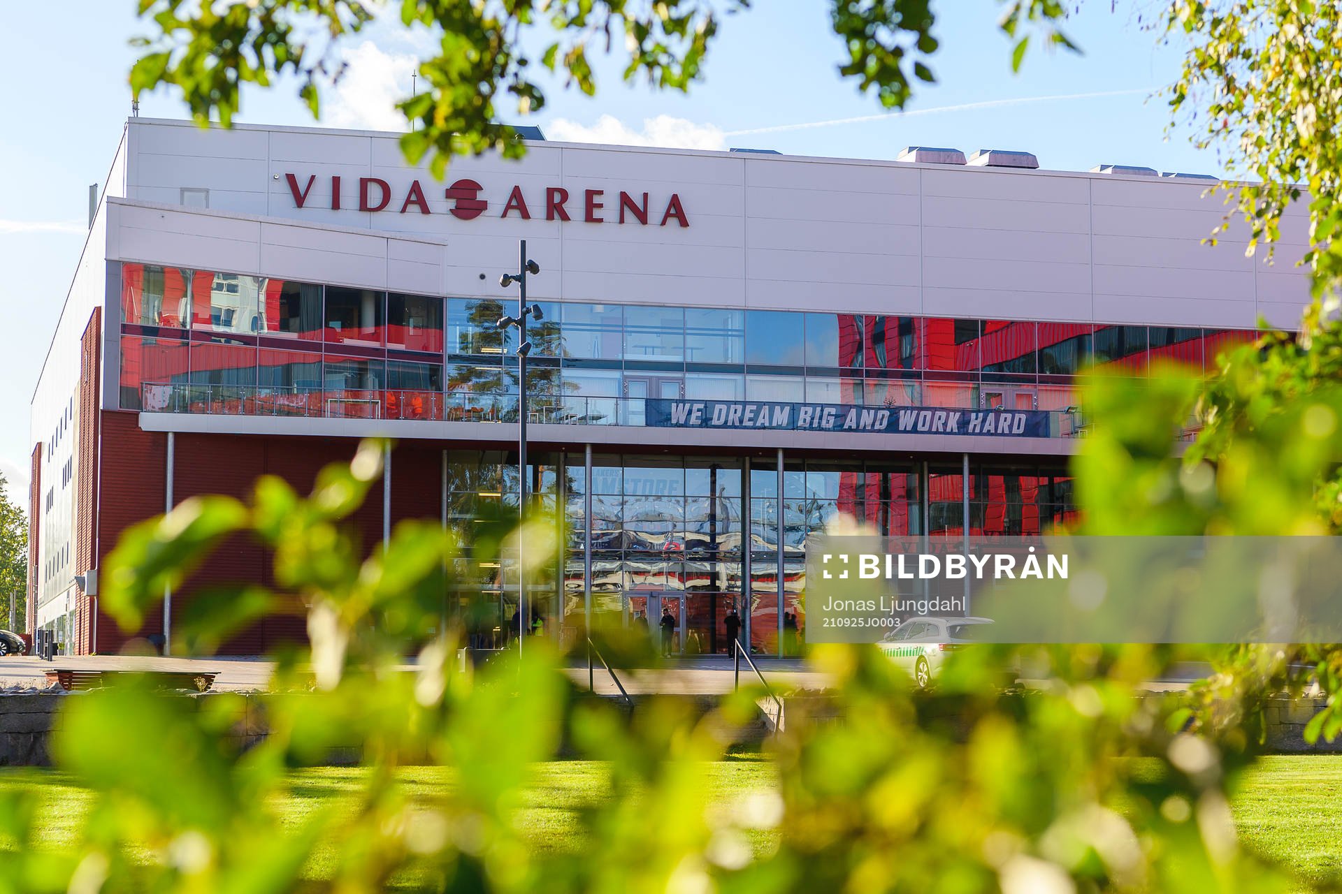 Exteriör vy på Vida arena före ishockeymatchen i SHL