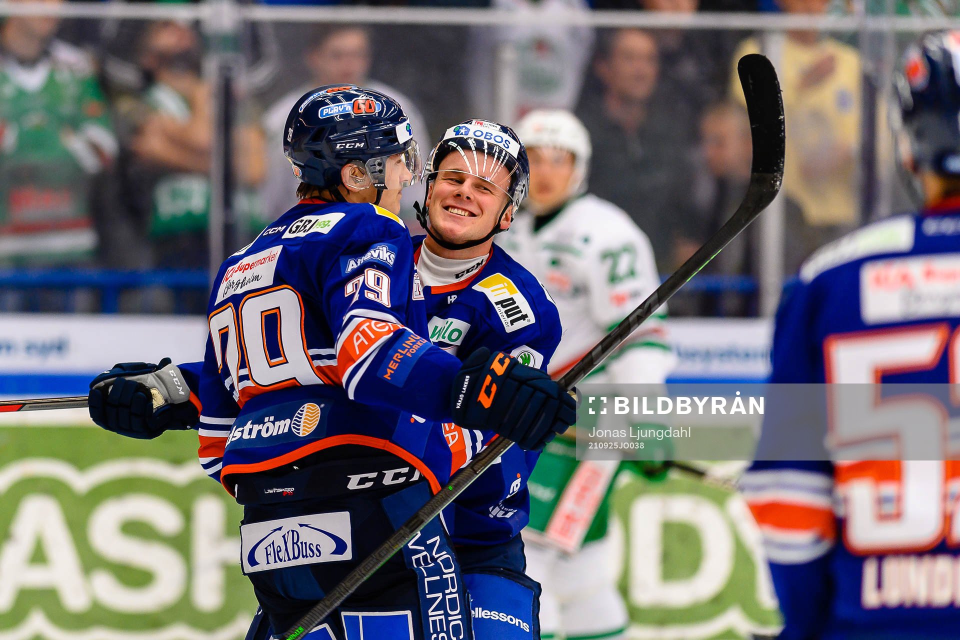 Växjös Pontus Holmberg och Olle Lycksell jublar eter mål