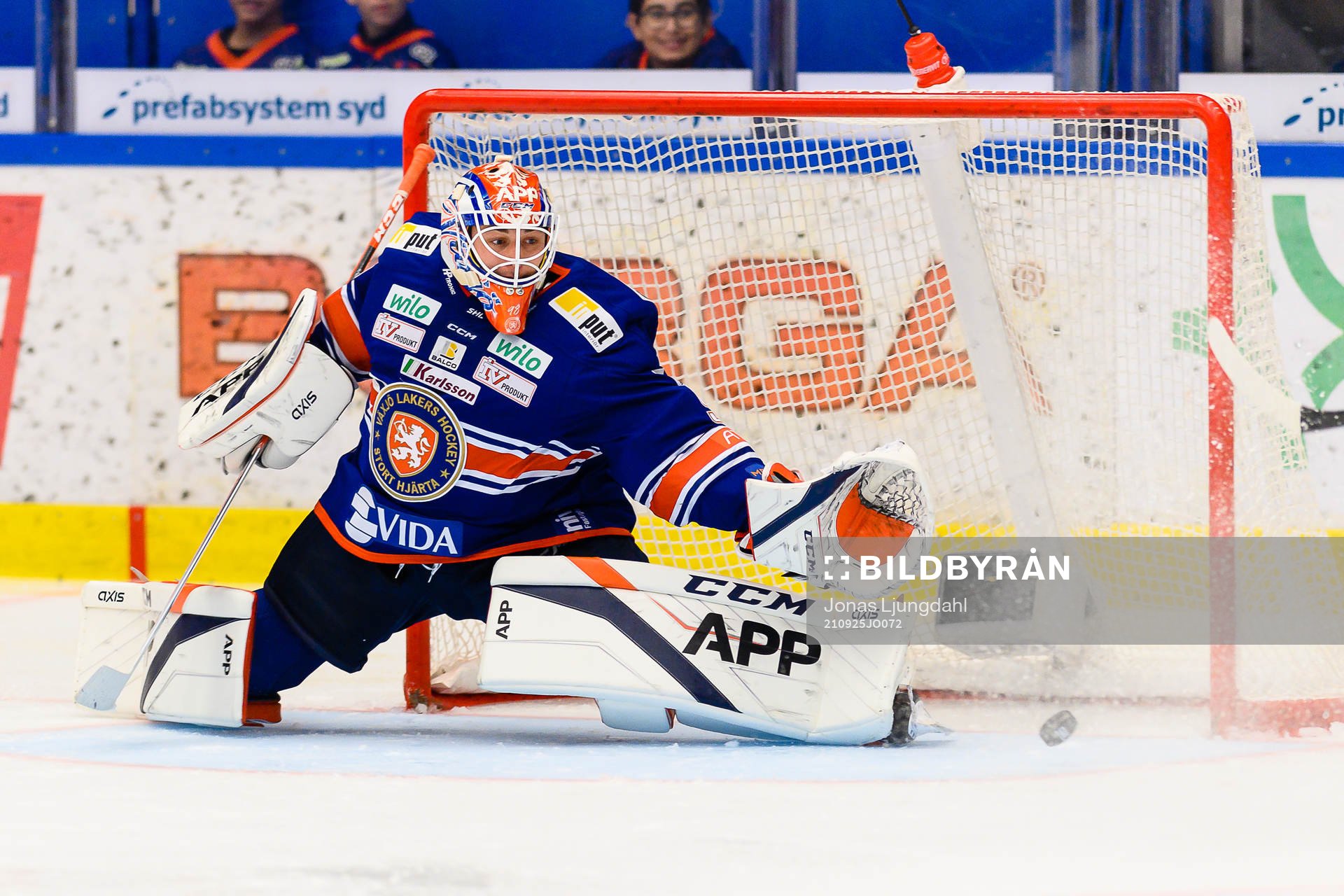 Växjös målvakt Janis Kalnins när Rögles Leon Bristedt