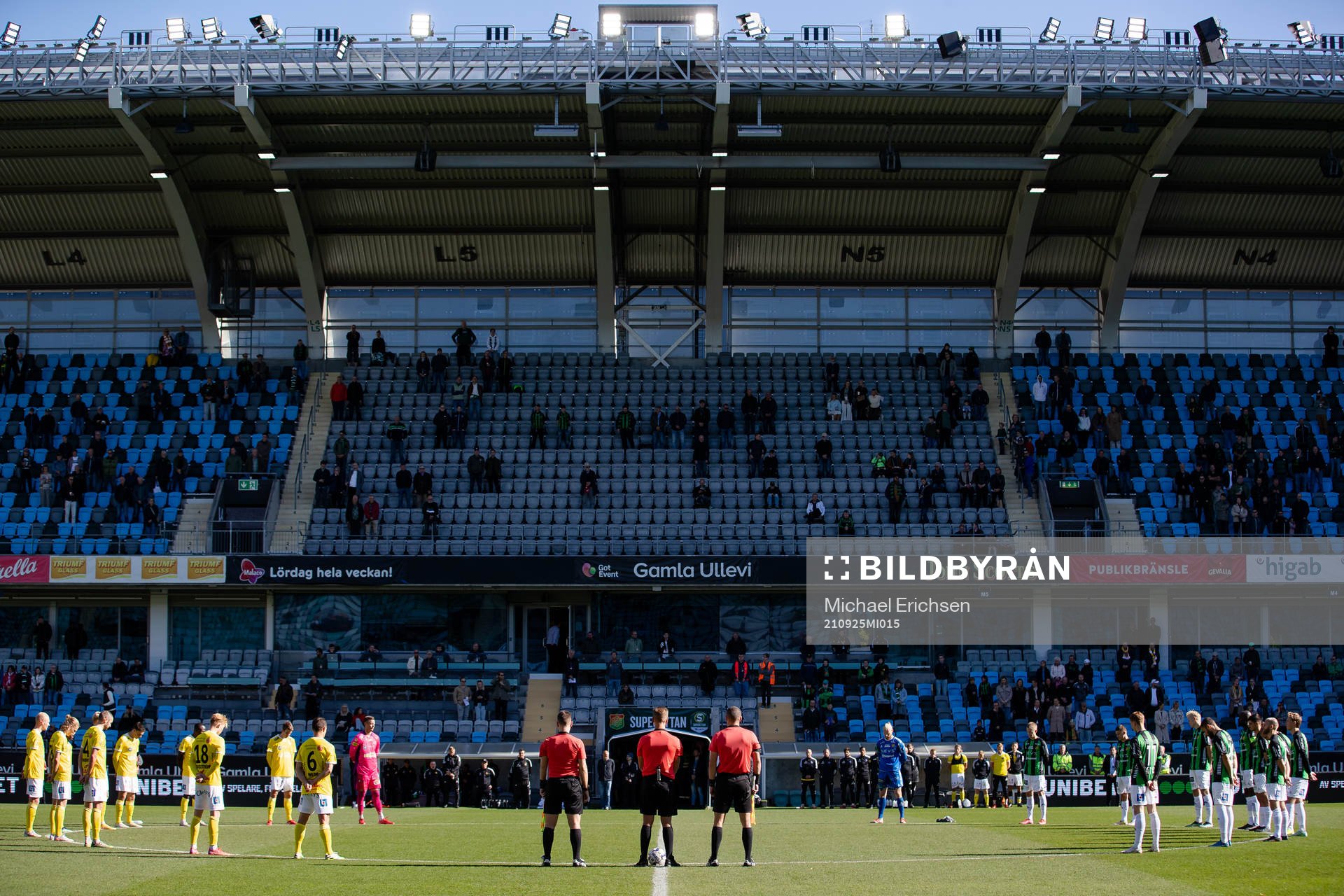En tyst minut innan fotbollsmatchen i Superettan mellan