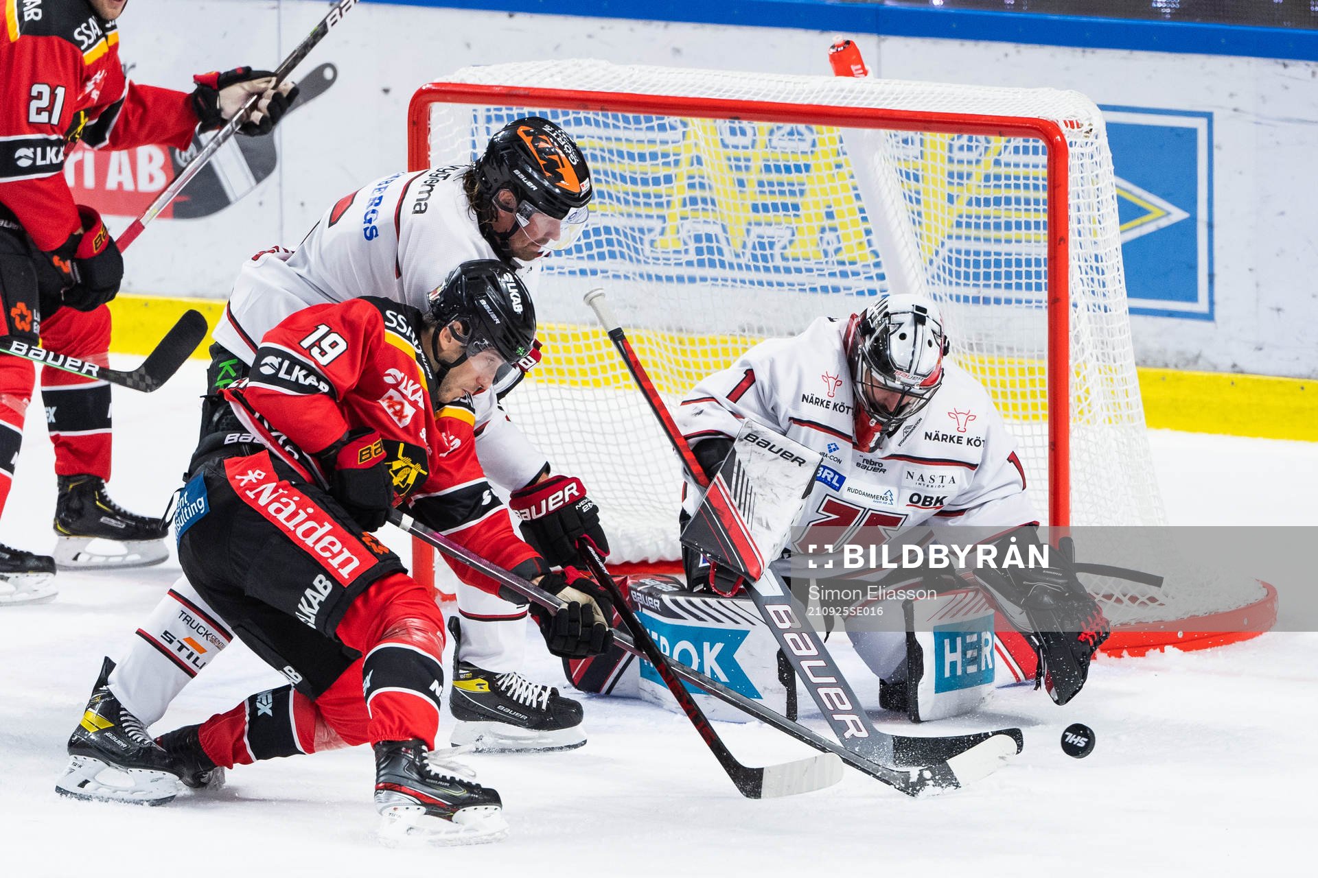 Luleås Konstantin Komarek och Örebros målvakt Jhonas