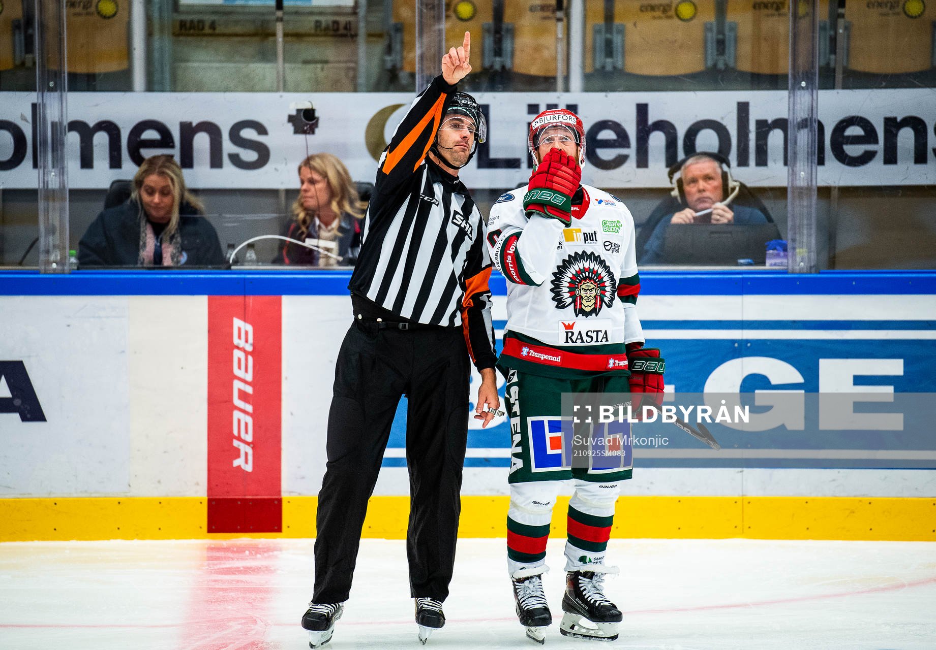 Domare Richard Magnusson och Frölundas Jens Olsson tittar