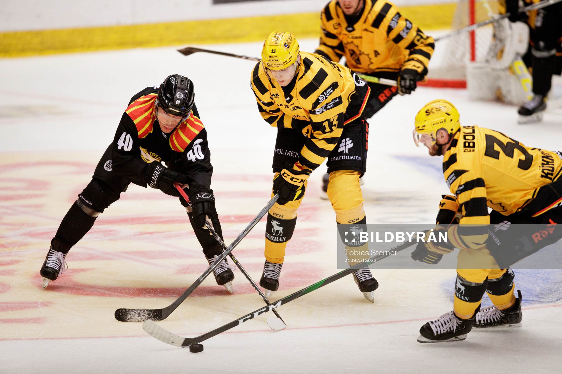 Brynäs Tomi Sallinen i en kamp mot  Skellefteås Stefan