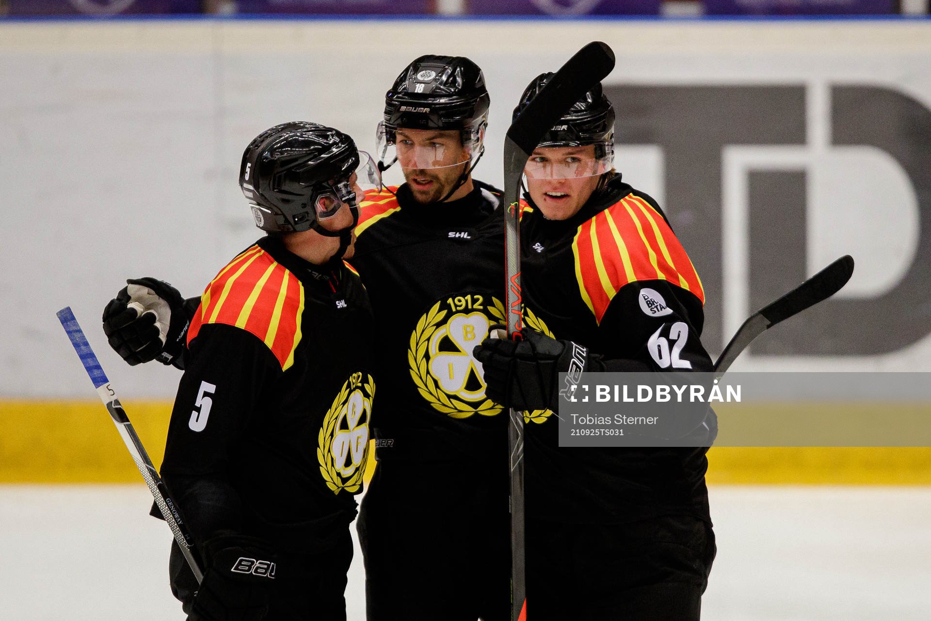 Brynäs Chay Genoway , Anton Rödin och Tom Hedberg jublar