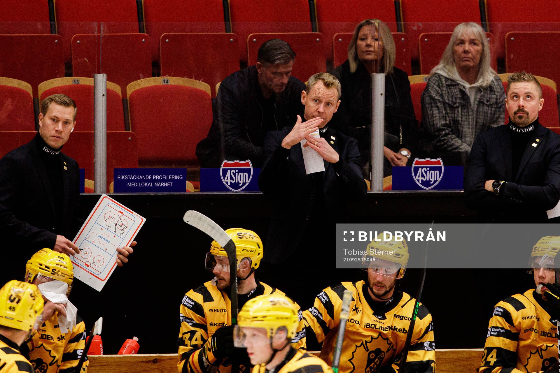 Skellefteås tränare Robert Ohlsson tar timeout