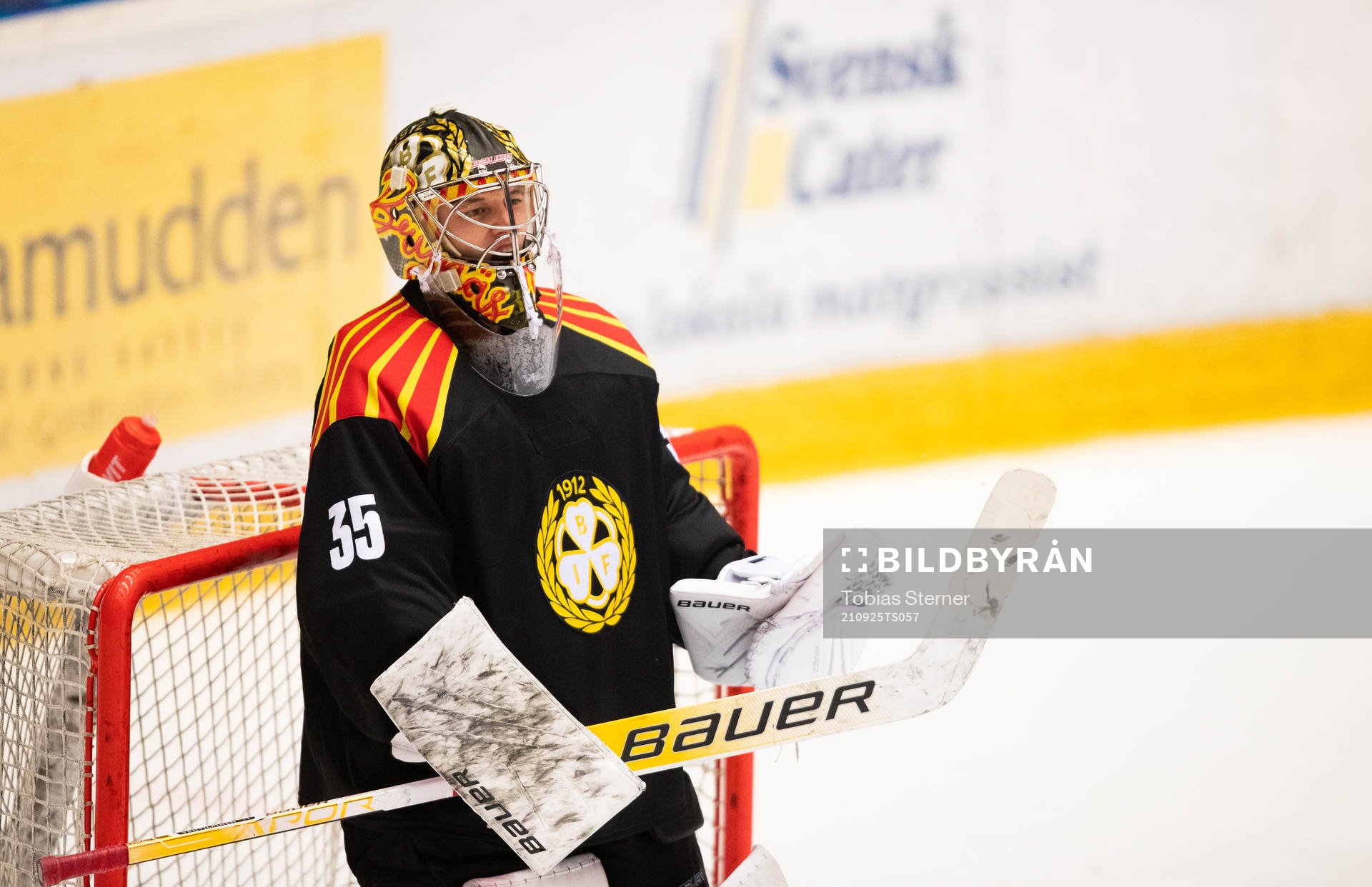Brynäs målvakt Veini Vehviläinen jublar
