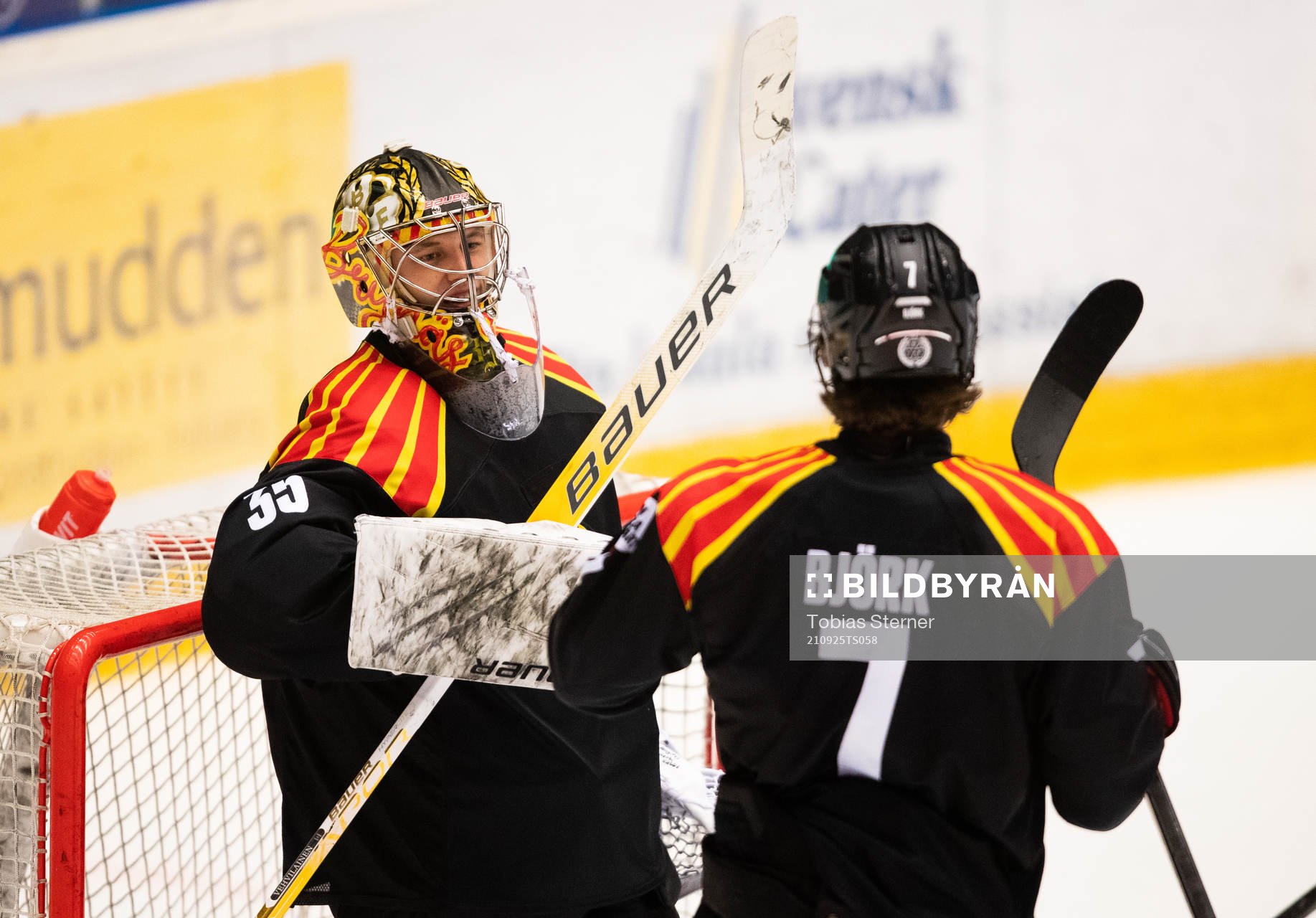 Brynäs målvakt Veini Vehviläinen jublar med Marcus Björk