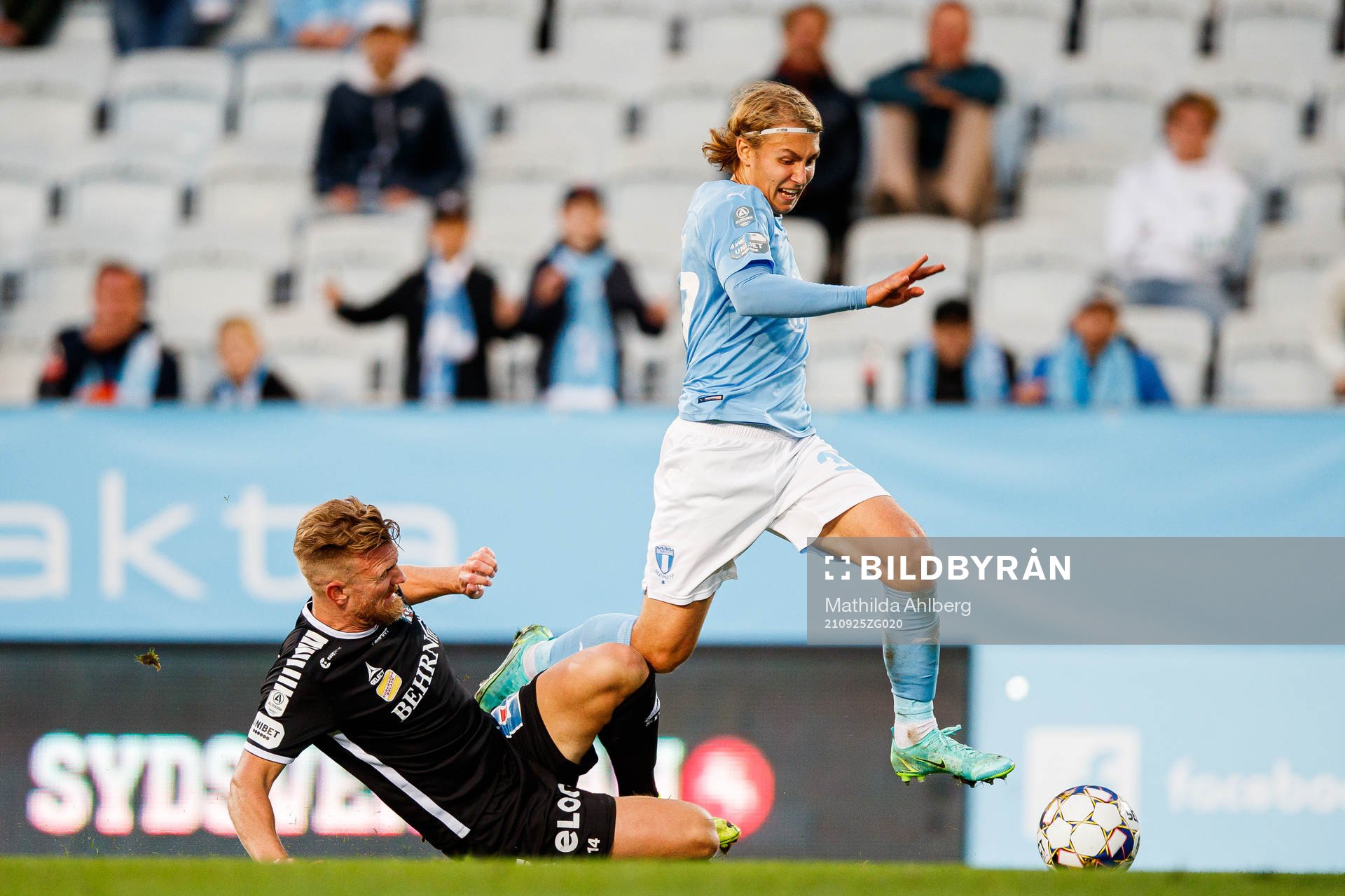 Örebros Michael Almebäck och Malmö FFs Sebastian Nanasi