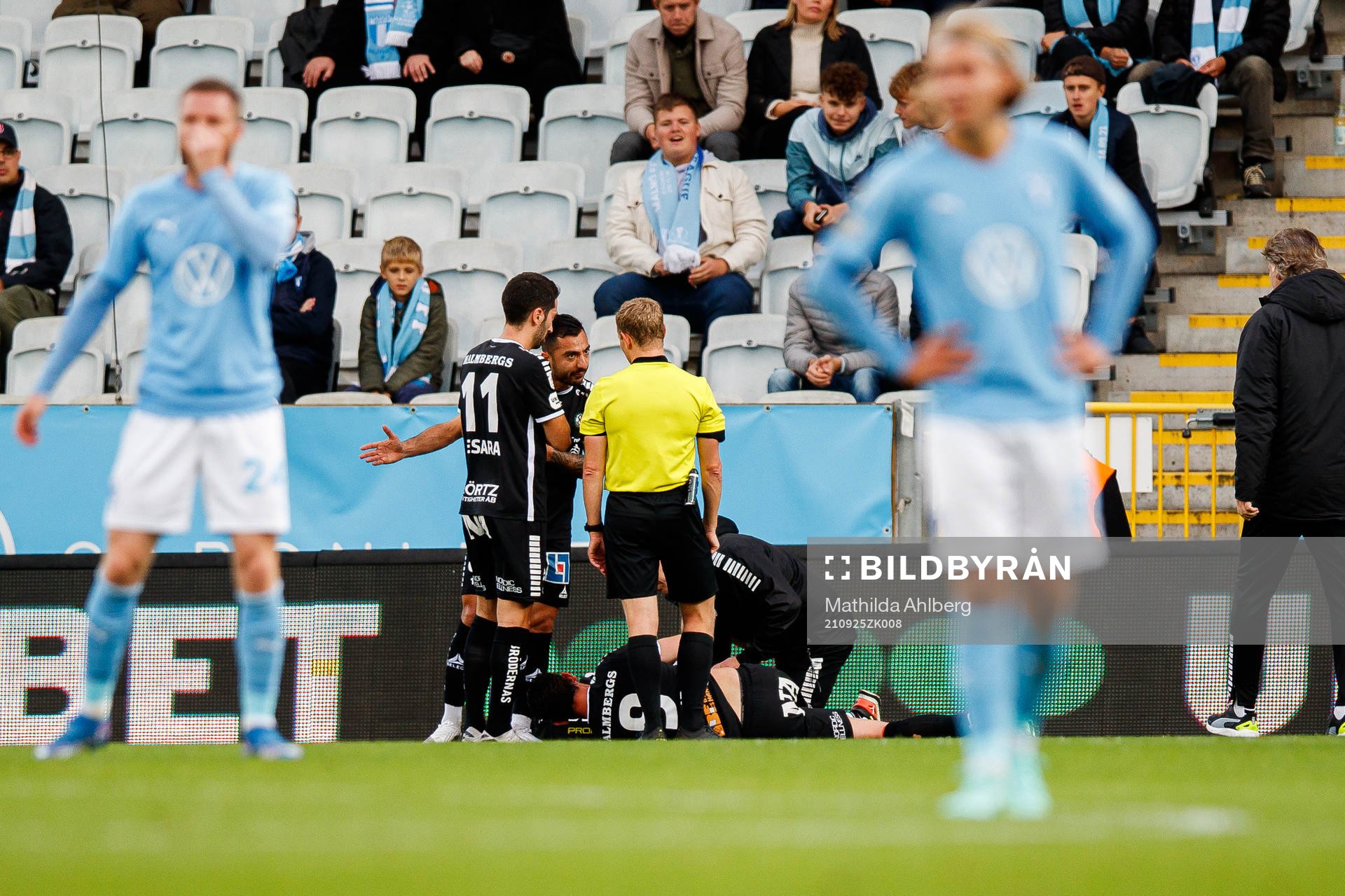 Örebros Agon Mehmeti får vård efter 1-1 målet under fotbollsmatchen i Allsvenskan mellan Malmö FF och Örebro den 25 september 2021 i Malmö.