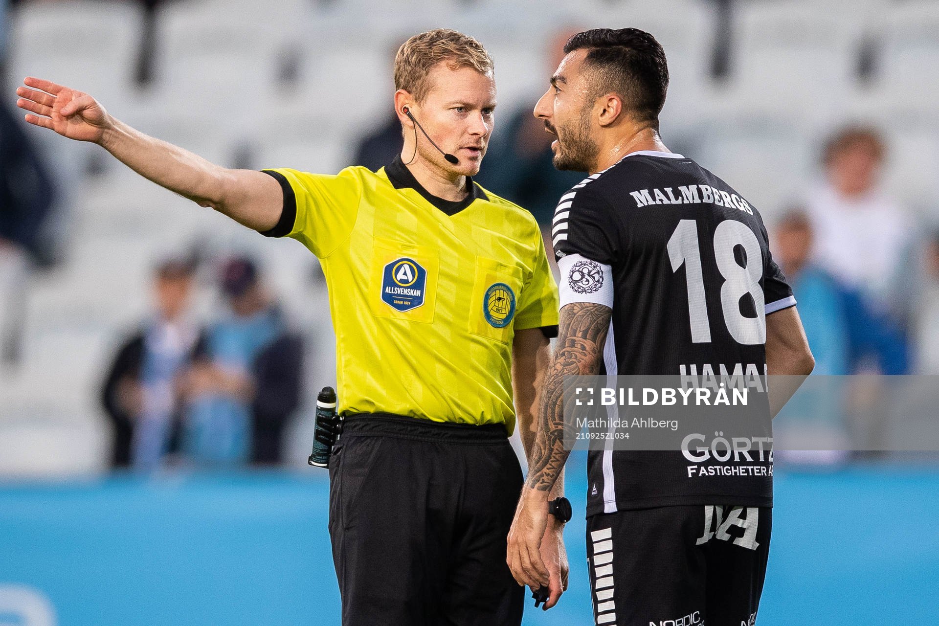 Domare Fredrik Klitte och Örebros Jiloan Hamad
