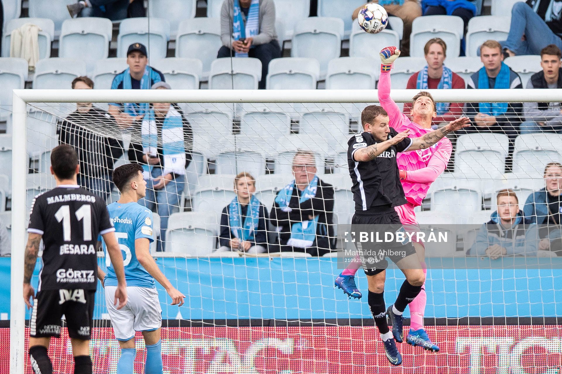 Malmö FFs målvakt Johan Dahlin och Örebros Andreas