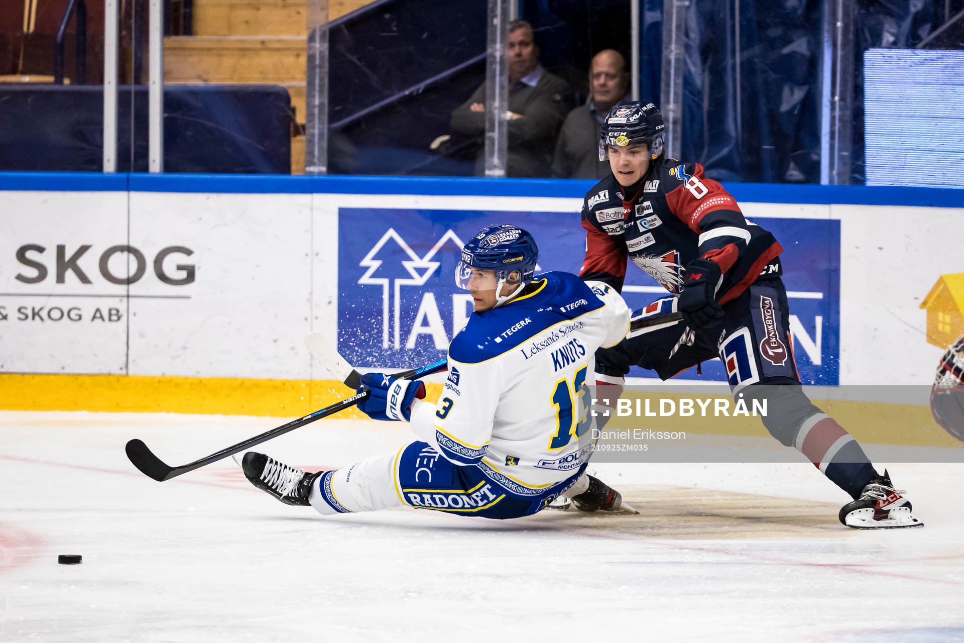 Leksands Jon Knuts och ???under ishockeymatchen i SHL