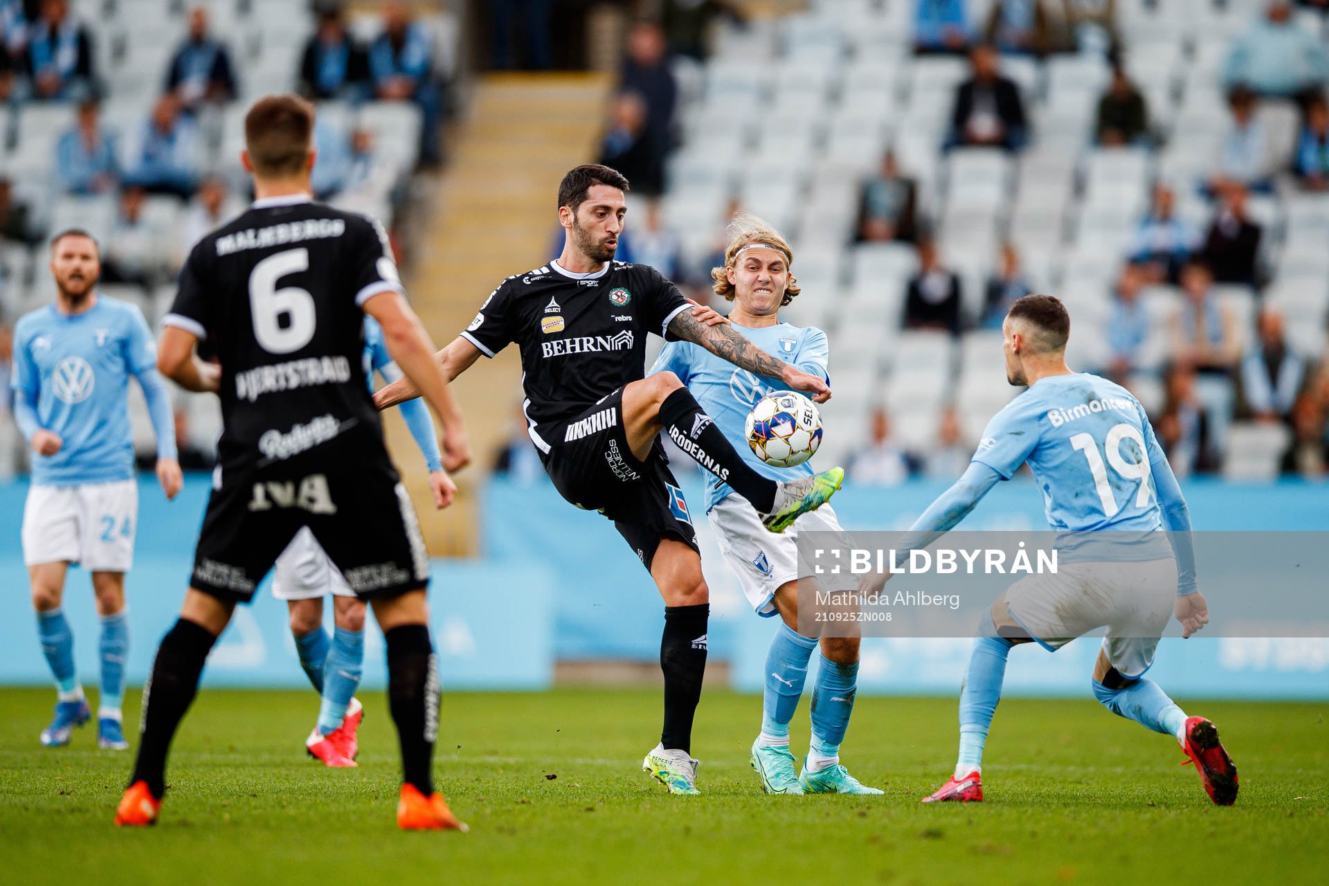 Örebros Nahir Besara och Malmö FFs Sebastian Nanasi