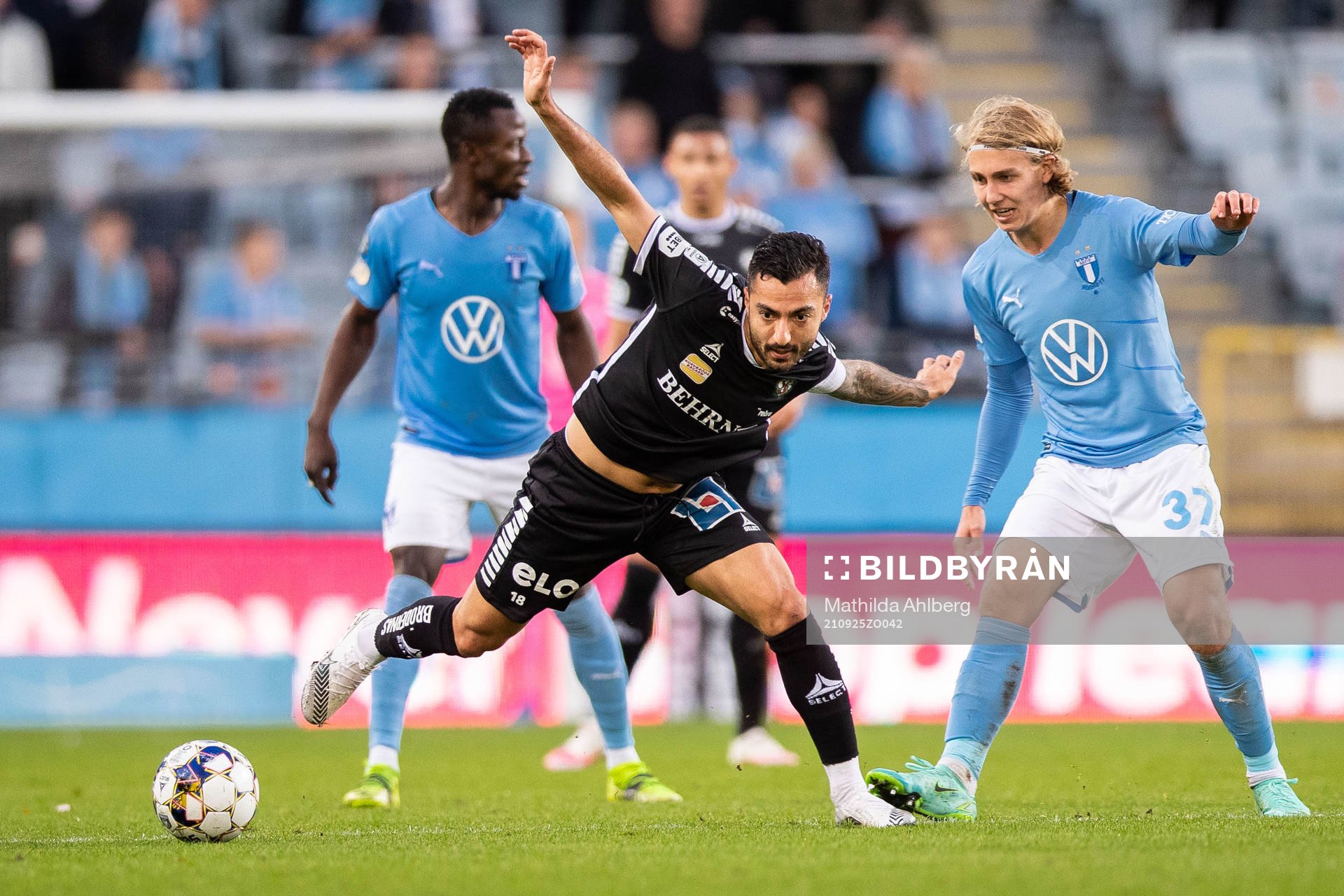 Örebros Jiloan Hamad och Malmö FFs Sebastian Nanasi