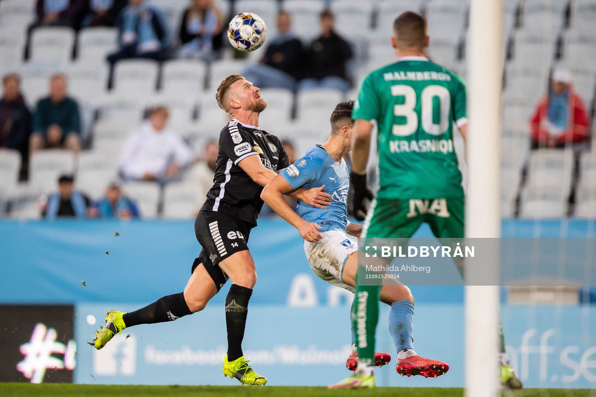 Örebros Michael Almebäck och Malmö FFs Antonio Colak i