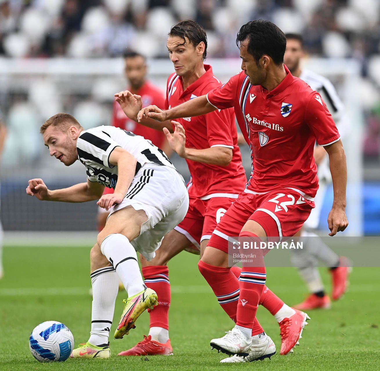 Dejan Kulusevski of Juventus and Albin Ekdal of Sampdoria