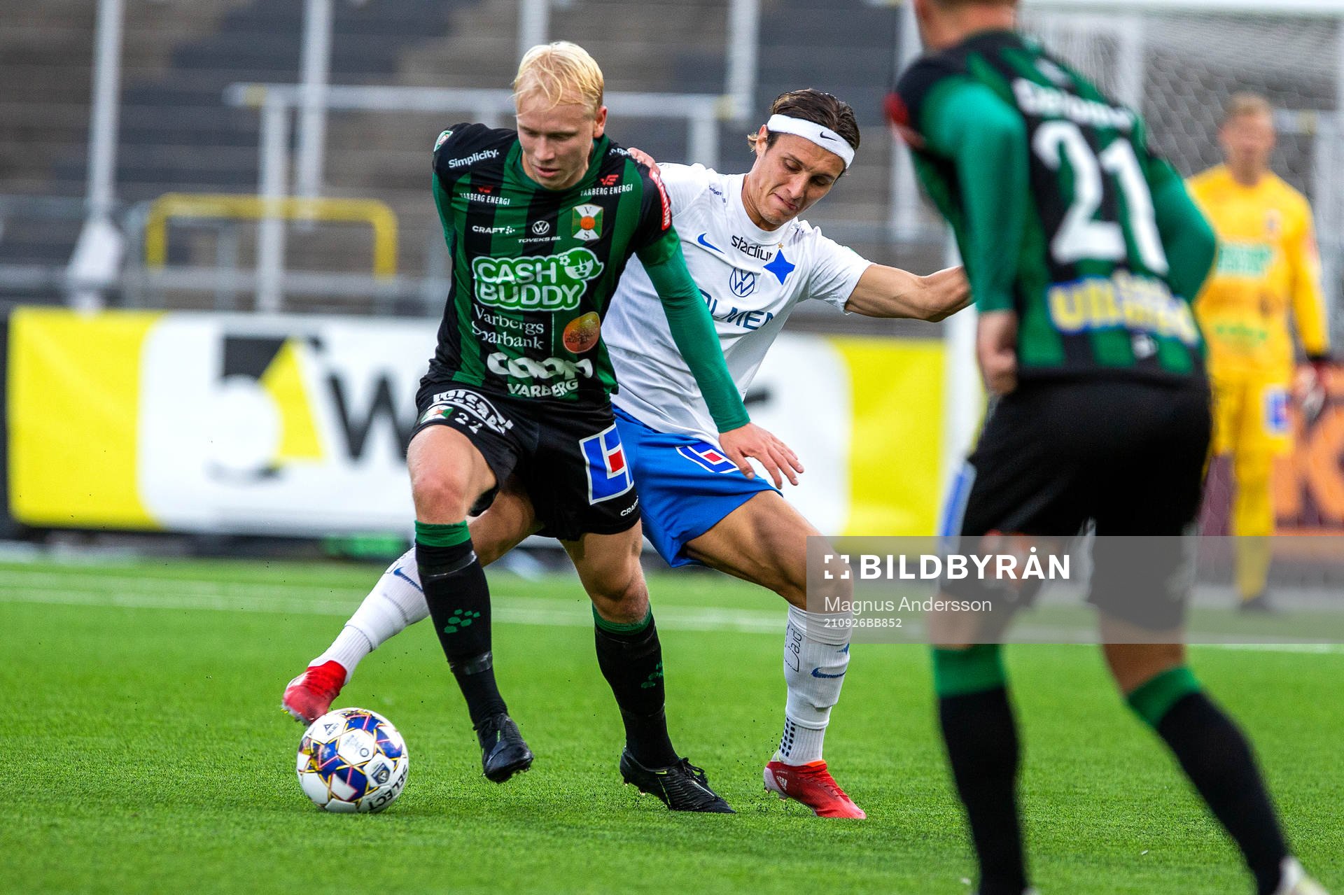 Varbergs Andre Boman och IFK Norrköpings Jonathan Levi i