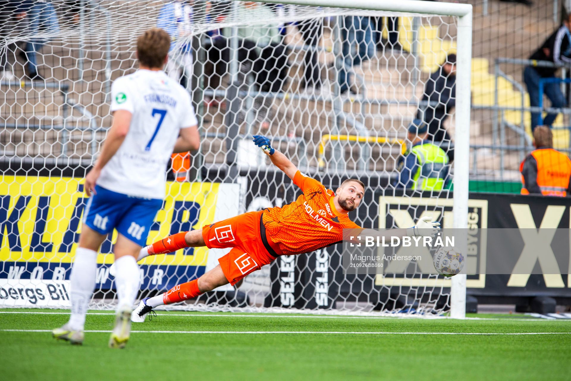 IFK Norrköpings målvakt Oscar Jansson räddar bollen
