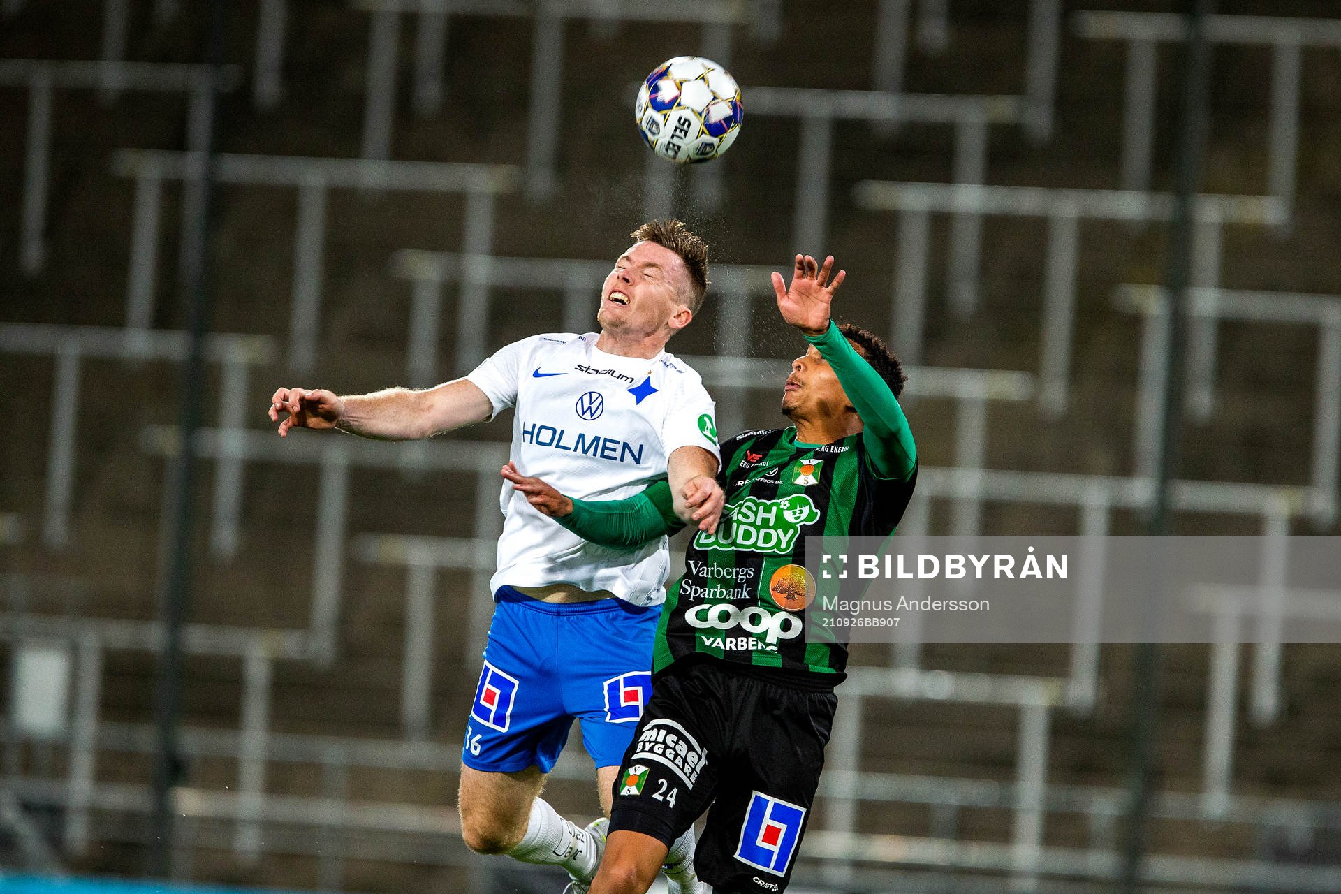 IFK Norrköpings Viktor Agardius och Varbergs Ryan Moon i