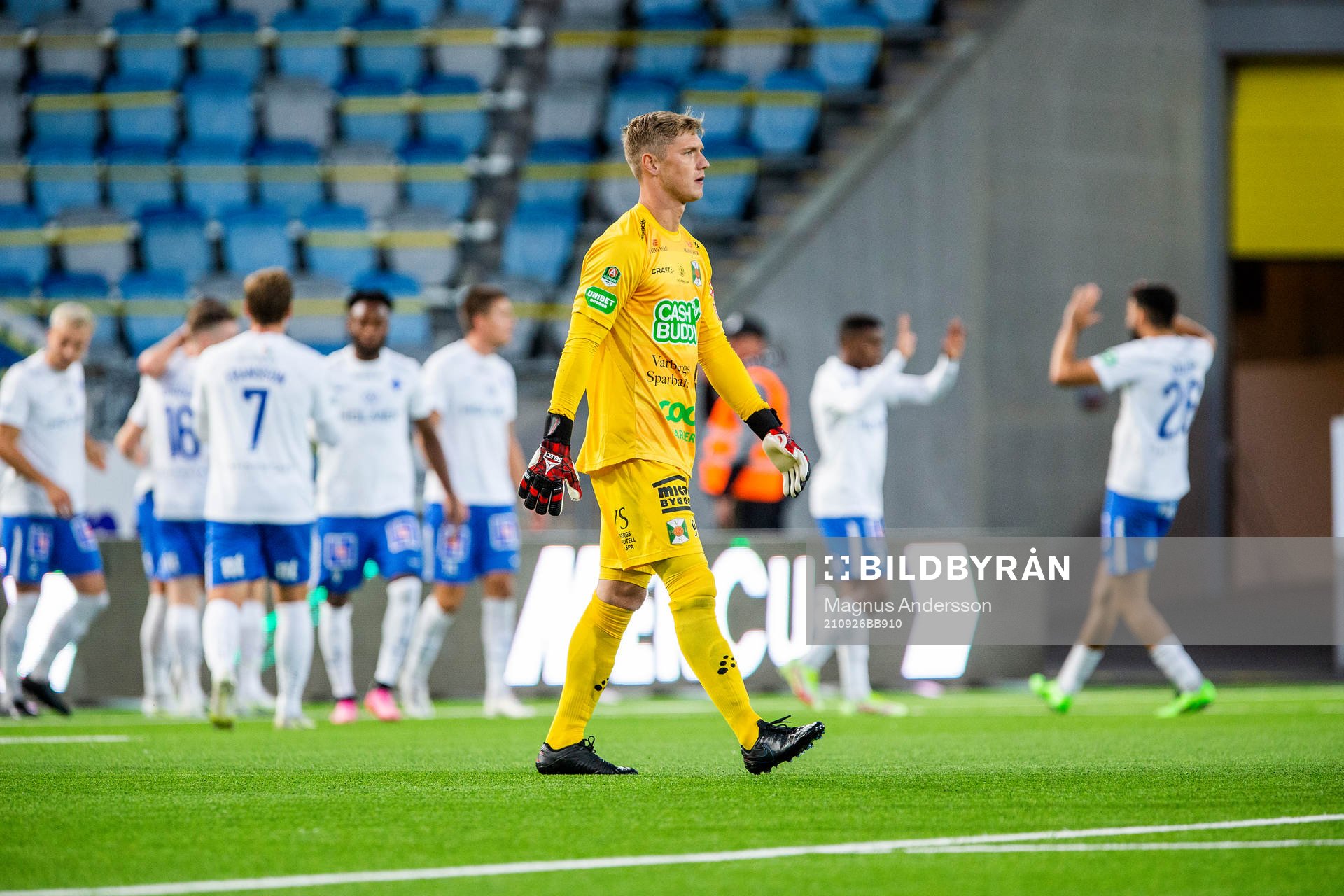 Varbergs målvakt Philip Mårtensson deppar